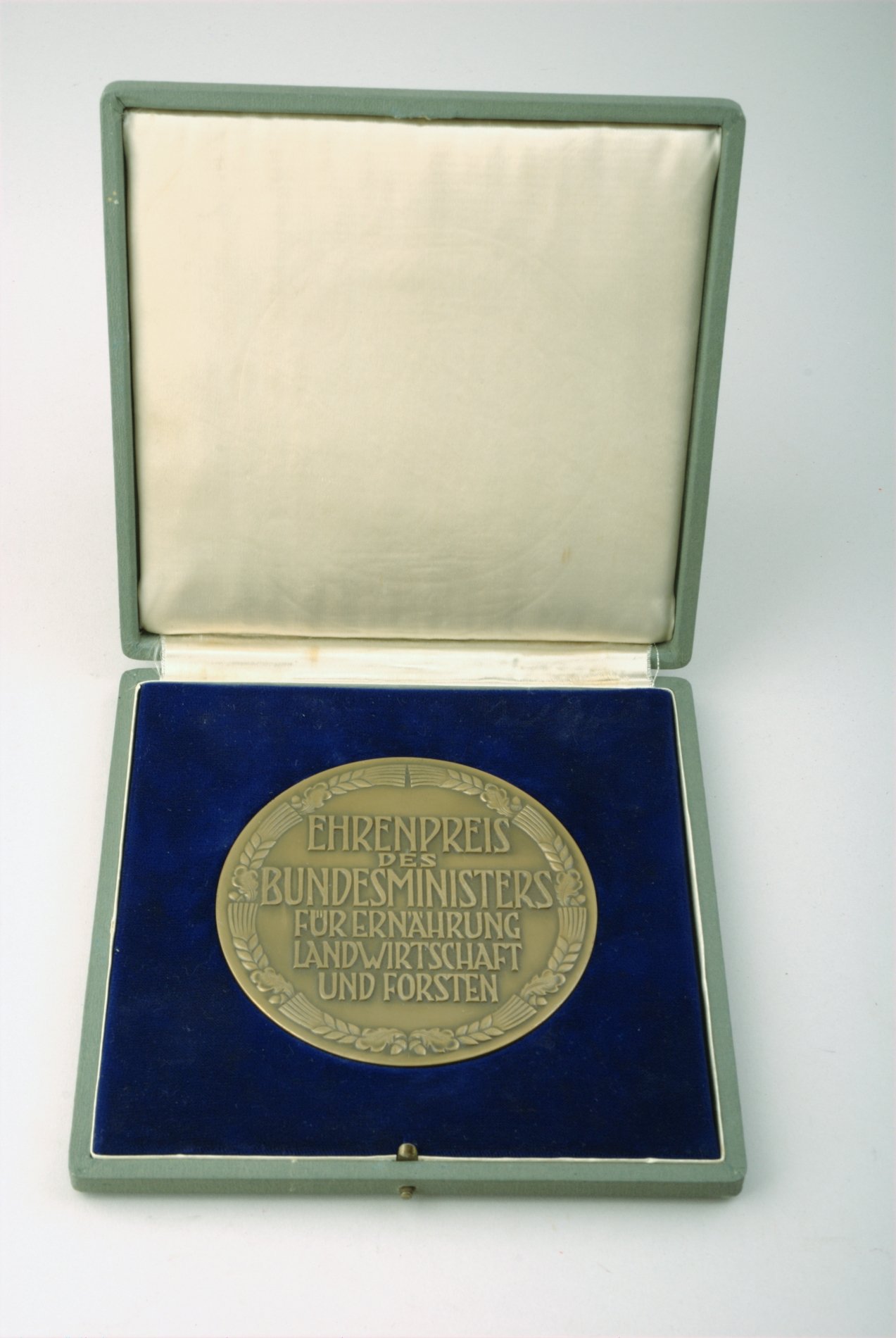 Medaille "Ehrenpreis des Bundesministers für Ernährung Landwirtschaft und Forsten" (Stiftung Domäne Dahlem - Landgut und Museum, Weiternutzung nur mit Genehmigung des Museums CC BY-NC-SA)
