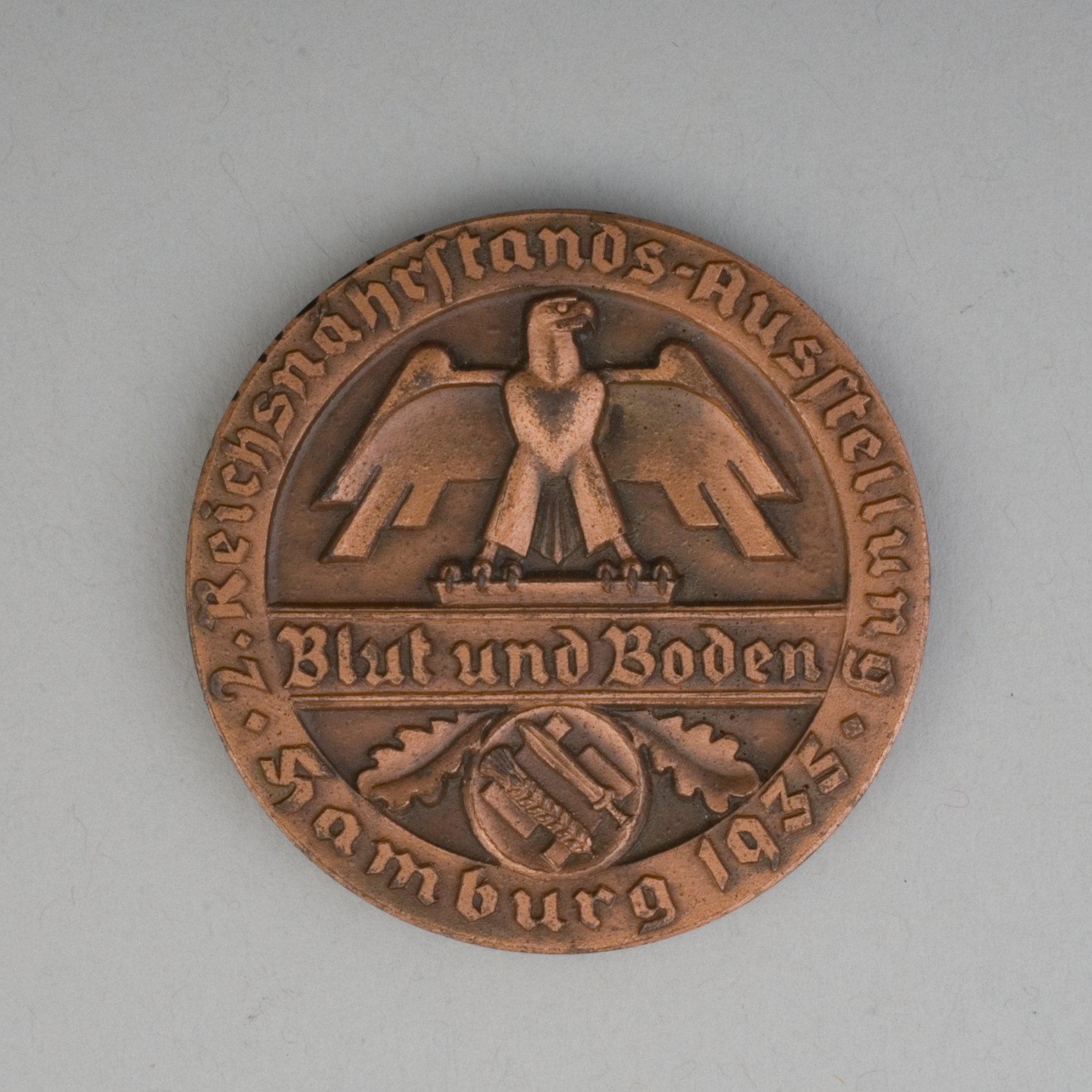 Milch-Medaille der Reichsnährstandsaustellung 1935 (Stiftung Domäne Dahlem - Landgut und Museum, Weiternutzung nur mit Genehmigung des Museums CC BY-NC-SA)
