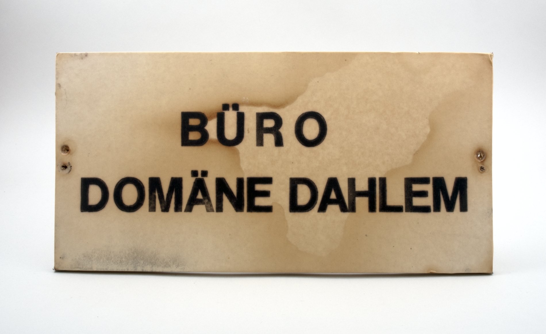 Hinweisschild "Büro Domäne Dahlem" (Stiftung Domäne Dahlem - Landgut und Museum, Weiternutzung nur mit Genehmigung des Museums CC BY-NC-SA)