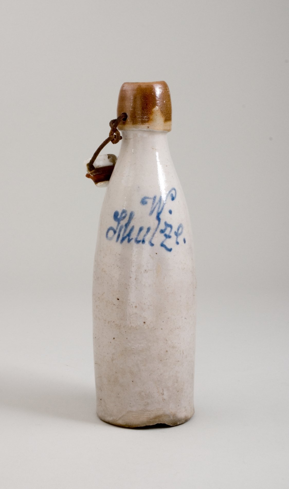 Steinzeugflasche "W. Schulze." mit Bügelverschluss (Stiftung Domäne Dahlem - Landgut und Museum, Weiternutzung nur mit Genehmigung des Museums CC BY-NC-SA)