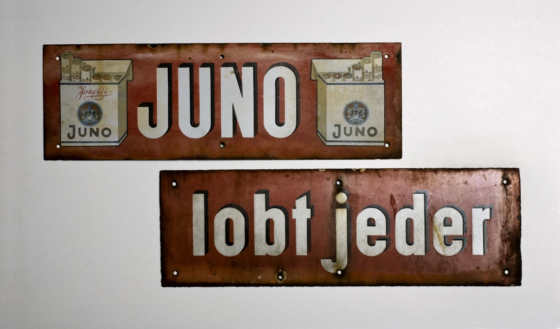 Zweiteiliges Reklameschild "Juno" - "lobt jeder" (Stiftung Domäne Dahlem - Landgut und Museum, Weiternutzung nur mit Genehmigung des Museums CC BY-NC-SA)