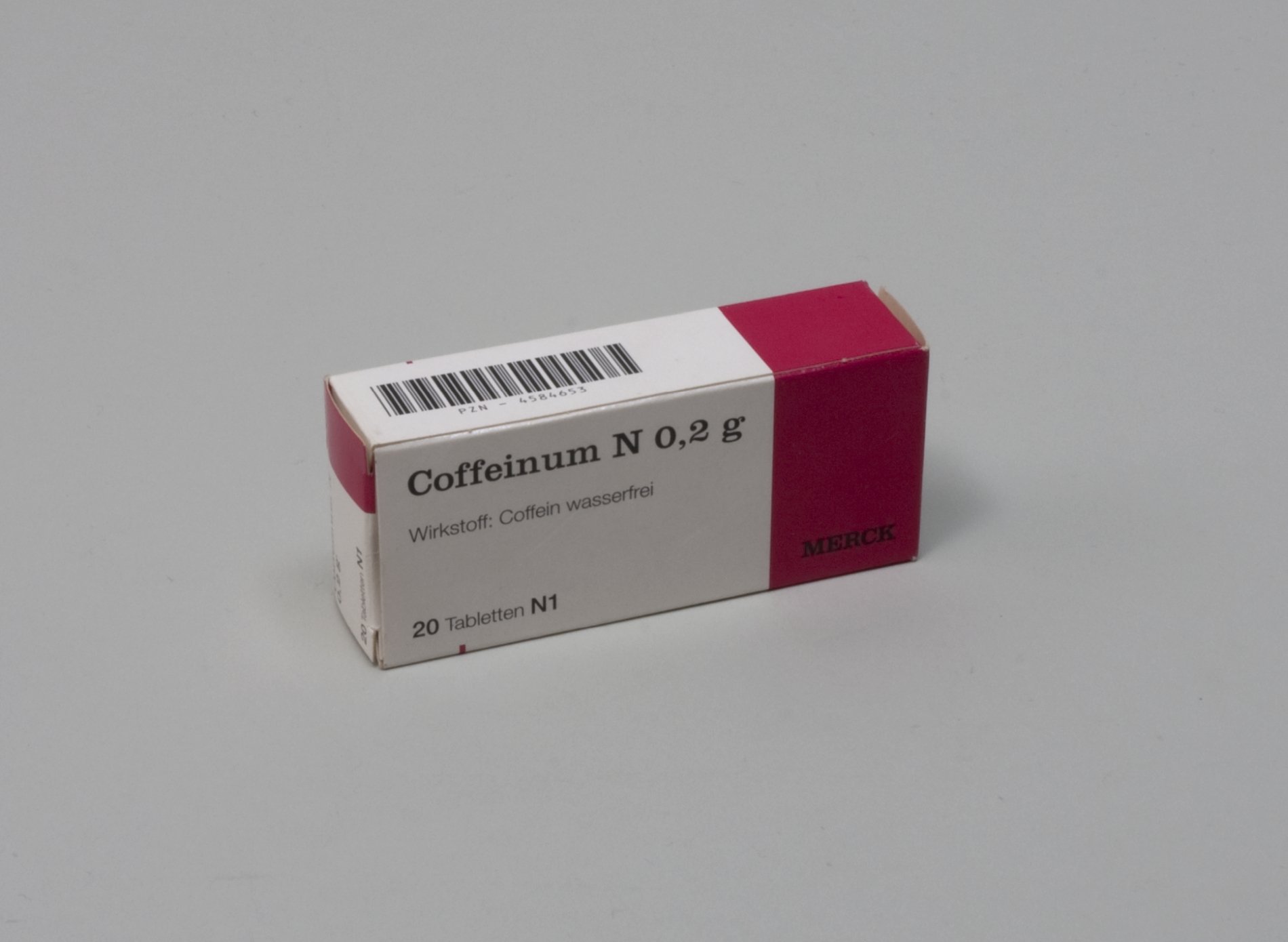 Packung Coffein-Tabletten mit Inhalt "Coffeinum N 0,2 g" (Stiftung Domäne Dahlem - Landgut und Museum, Weiternutzung nur mit Genehmigung des Museums CC BY-NC-SA)
