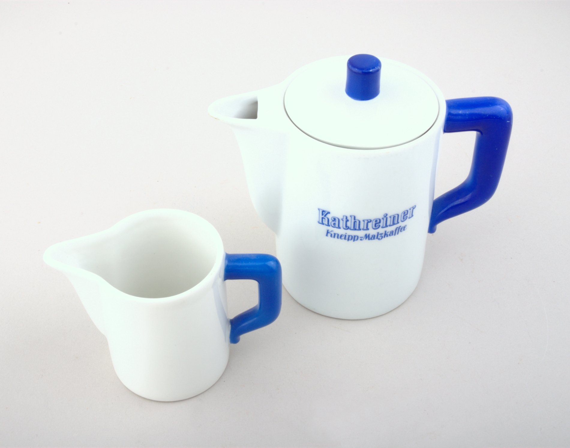 Kaffee- und Milchkännchen "Kathreiner Malzkaffee" (Stiftung Domäne Dahlem - Landgut und Museum, Weiternutzung nur mit Genehmigung des Museums CC BY-NC-SA)