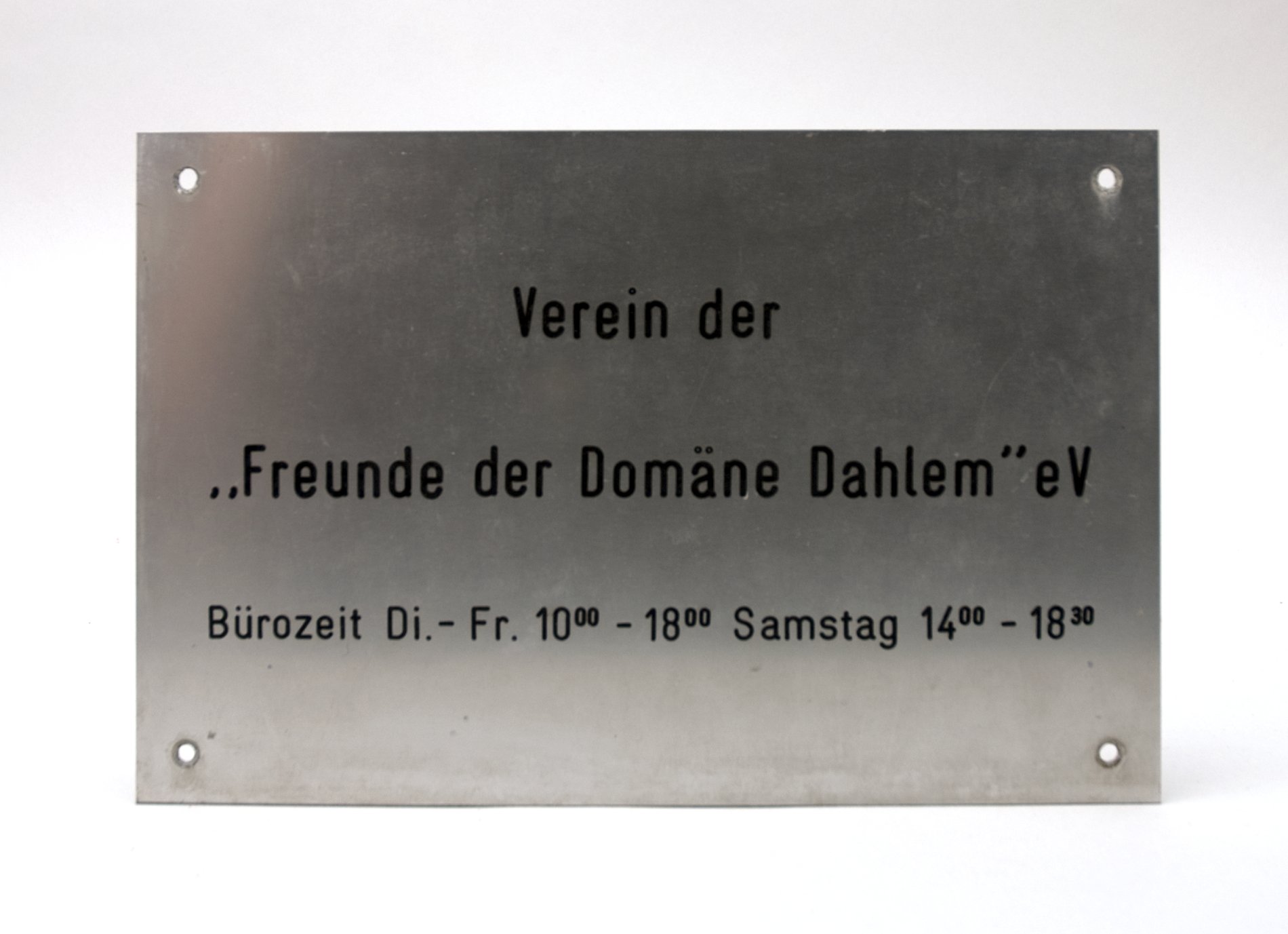 Zwei Hinweisschilder "Verein der Freunde der Domäne Dahlem eV" (Stiftung Domäne Dahlem - Landgut und Museum, Weiternutzung nur mit Genehmigung des Museums CC BY-NC-SA)