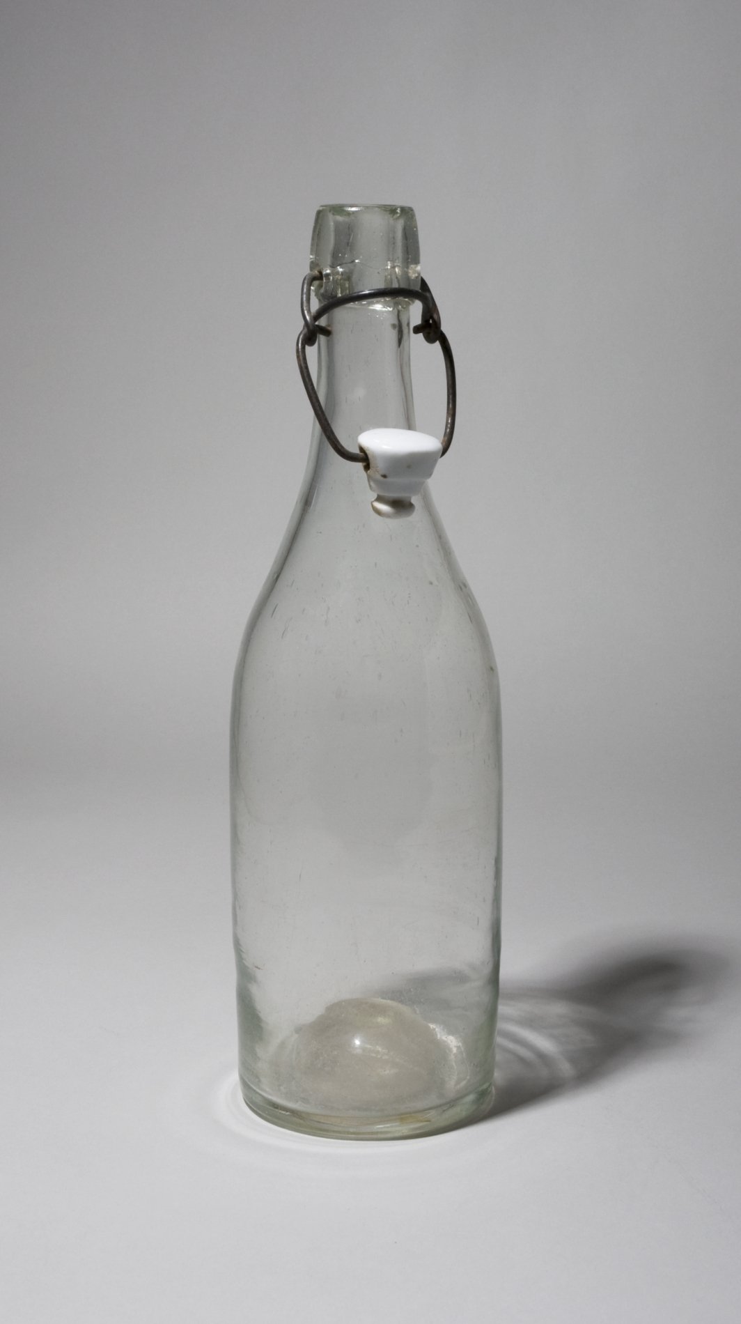 Glasflasche mit Bügelverschluss (Stiftung Domäne Dahlem - Landgut und Museum, Weiternutzung nur mit Genehmigung des Museums CC BY-NC-SA)