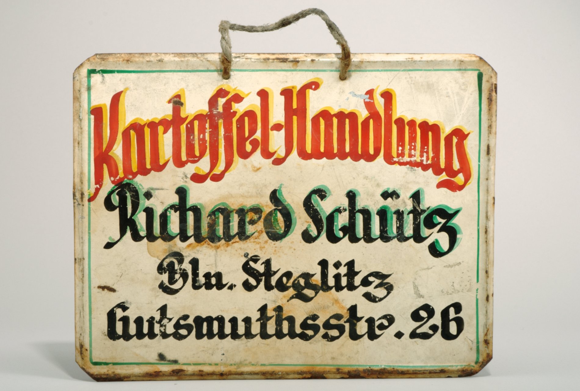 Ladenschild "Kartoffel-Handlung Richard Schütz" (Stiftung Domäne Dahlem - Landgut und Museum, Weiternutzung nur mit Genehmigung des Museums CC BY-NC-SA)