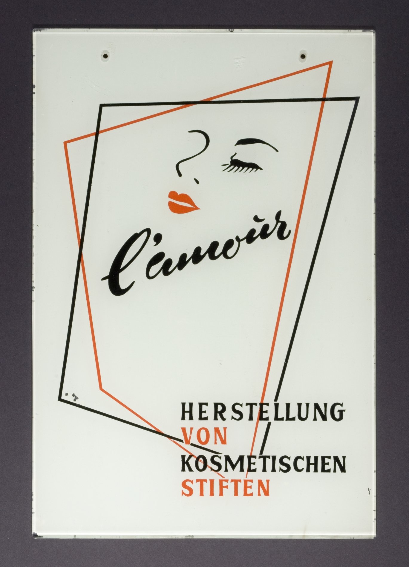 Glasplatte mit Werbung für kosmetische Stifte "l'amoùr" (Stiftung Domäne Dahlem - Landgut und Museum, Weiternutzung nur mit Genehmigung des Museums CC BY-NC-SA)