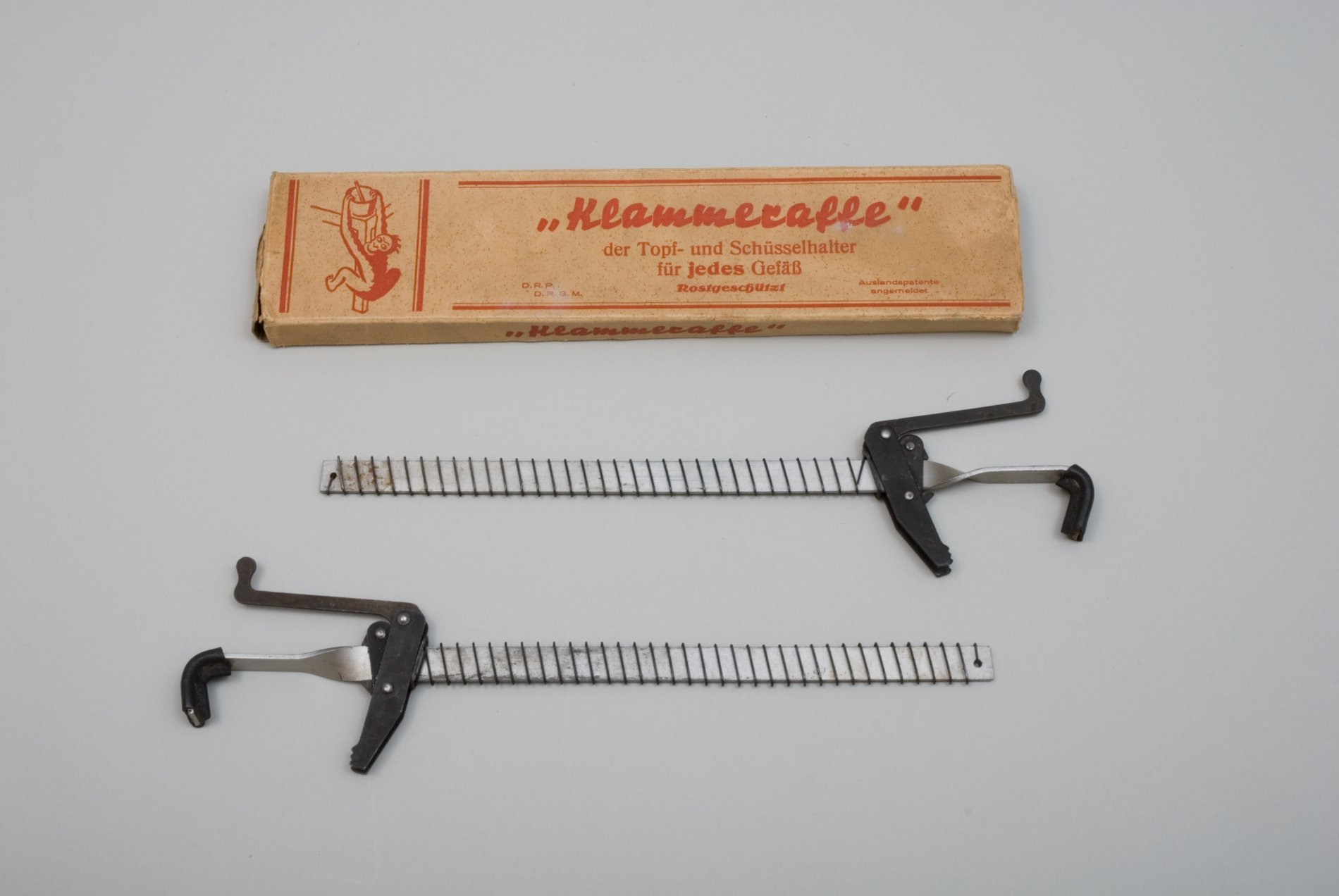 Küchenarbeitsgerät "Klammeraffe" (Stiftung Domäne Dahlem - Landgut und Museum, Weiternutzung nur mit Genehmigung des Museums CC BY-NC-SA)