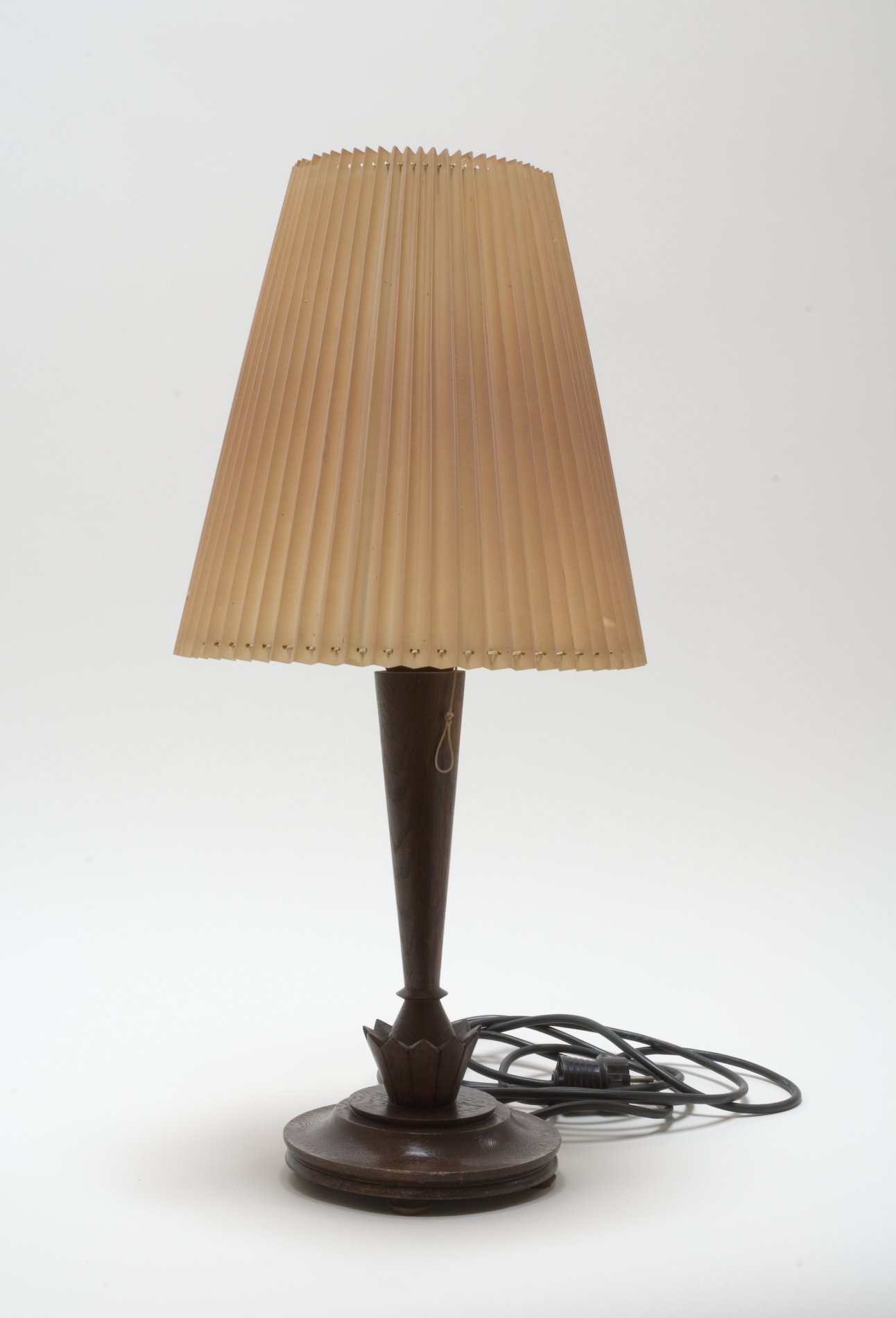 Tischlampe mit hölzernem Fuß und Faltenschirm (Stiftung Domäne Dahlem - Landgut und Museum, Weiternutzung nur mit Genehmigung des Museums CC BY-NC-SA)