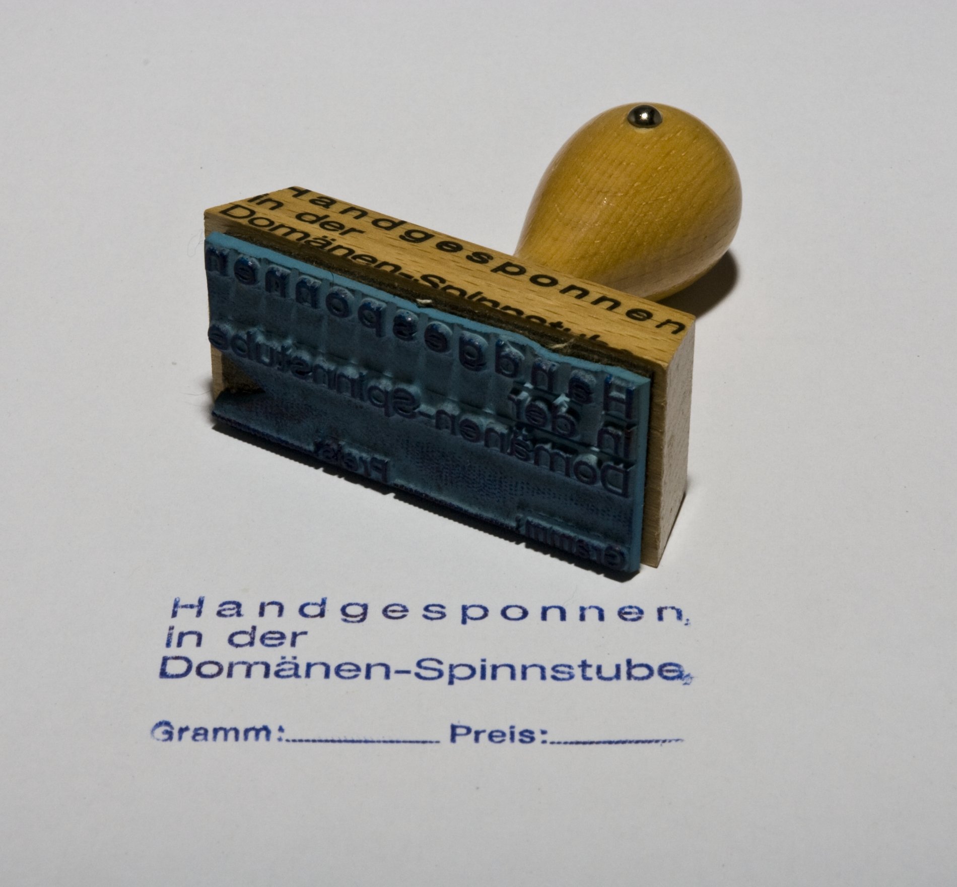 Stempel "Handgesponnen in der Domäne-Spinnstube" (Stiftung Domäne Dahlem - Landgut und Museum, Weiternutzung nur mit Genehmigung des Museums CC BY-NC-SA)
