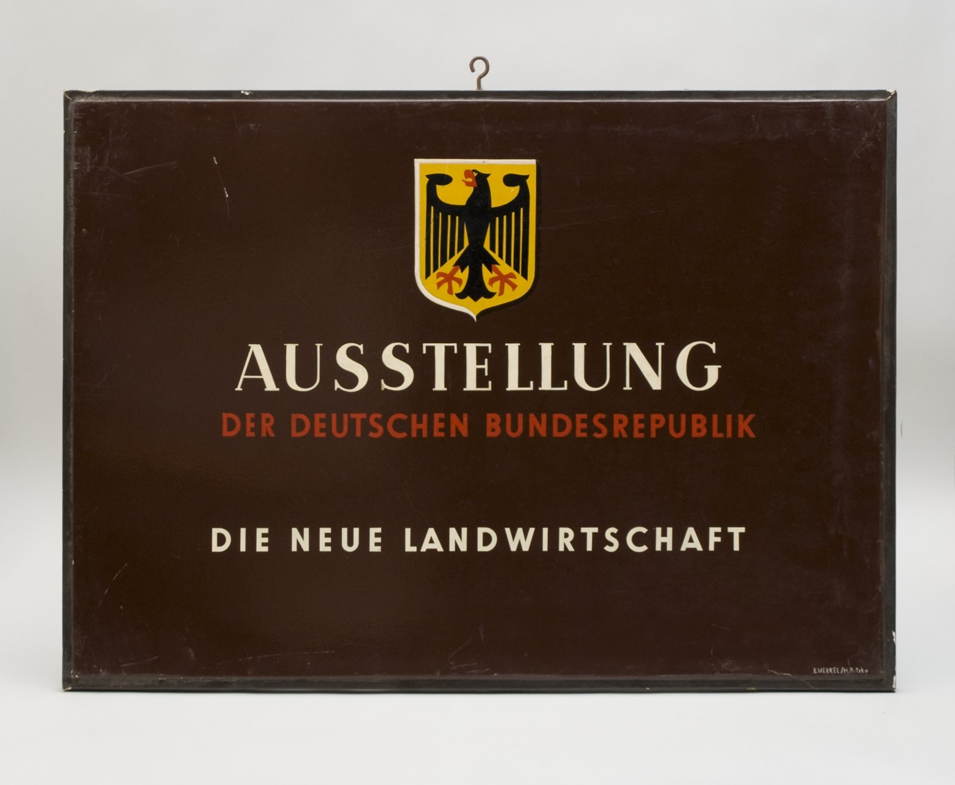 Holzschild "Ausstellung der Deutschen Bundesrepublik .." (Stiftung Domäne Dahlem - Landgut und Museum, Weiternutzung nur mit Genehmigung des Museums CC BY-NC-SA)
