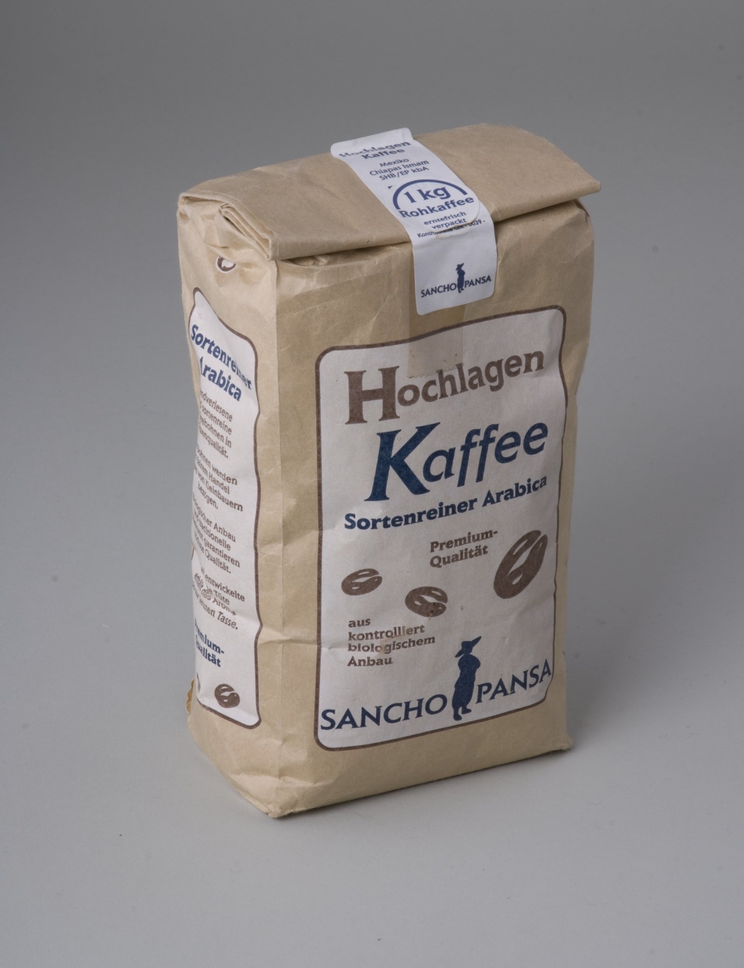 Kaffee-Packung "Hochlagen Kaffee Sortenreiner Arabica" (Stiftung Domäne Dahlem - Landgut und Museum, Weiternutzung nur mit Genehmigung des Museums CC BY-NC-SA)