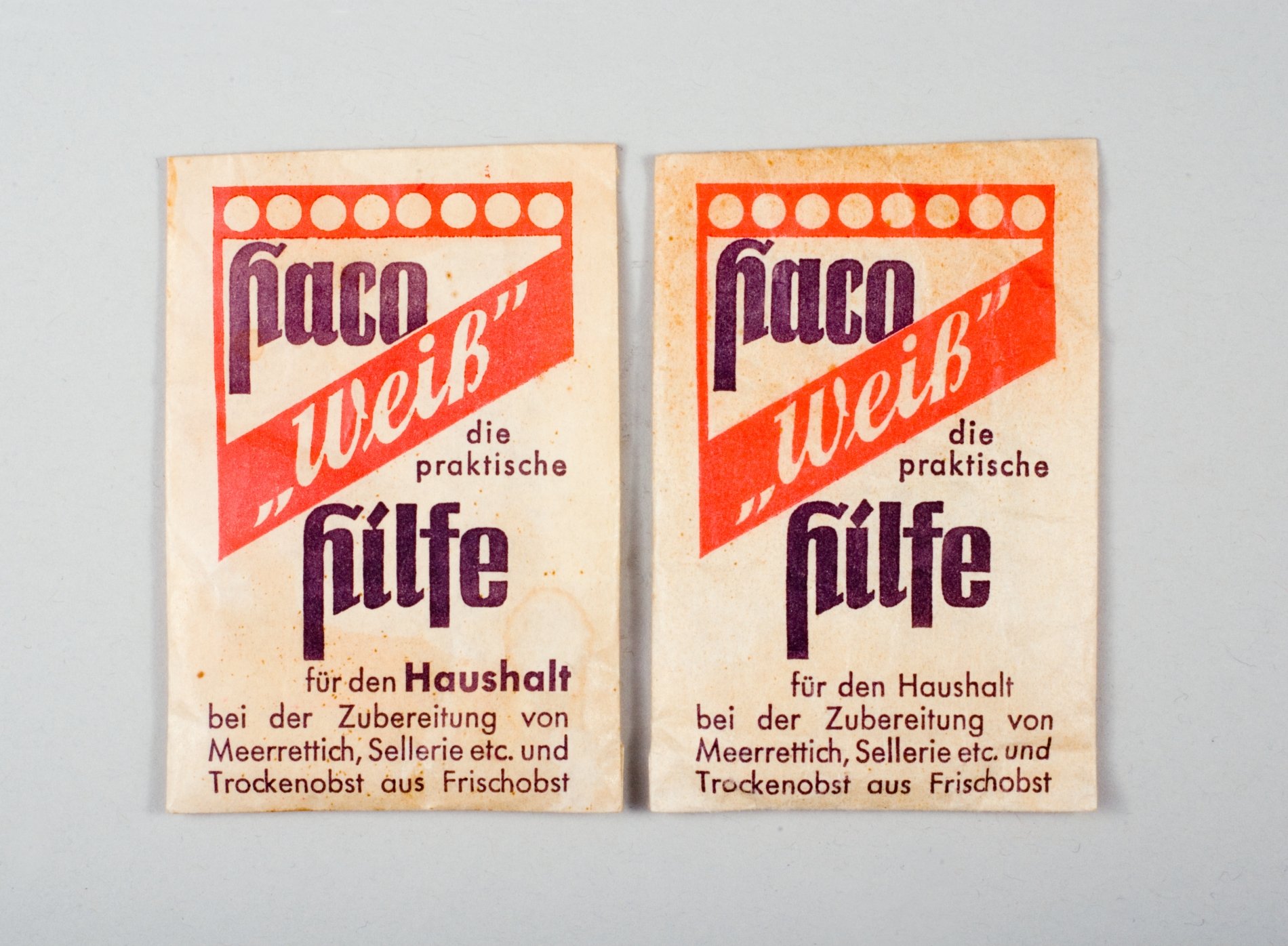 Zwei Päckchen "Haco-Weiß" Meerrettichhilfe (Stiftung Domäne Dahlem - Landgut und Museum, Weiternutzung nur mit Genehmigung des Museums CC BY-NC-SA)