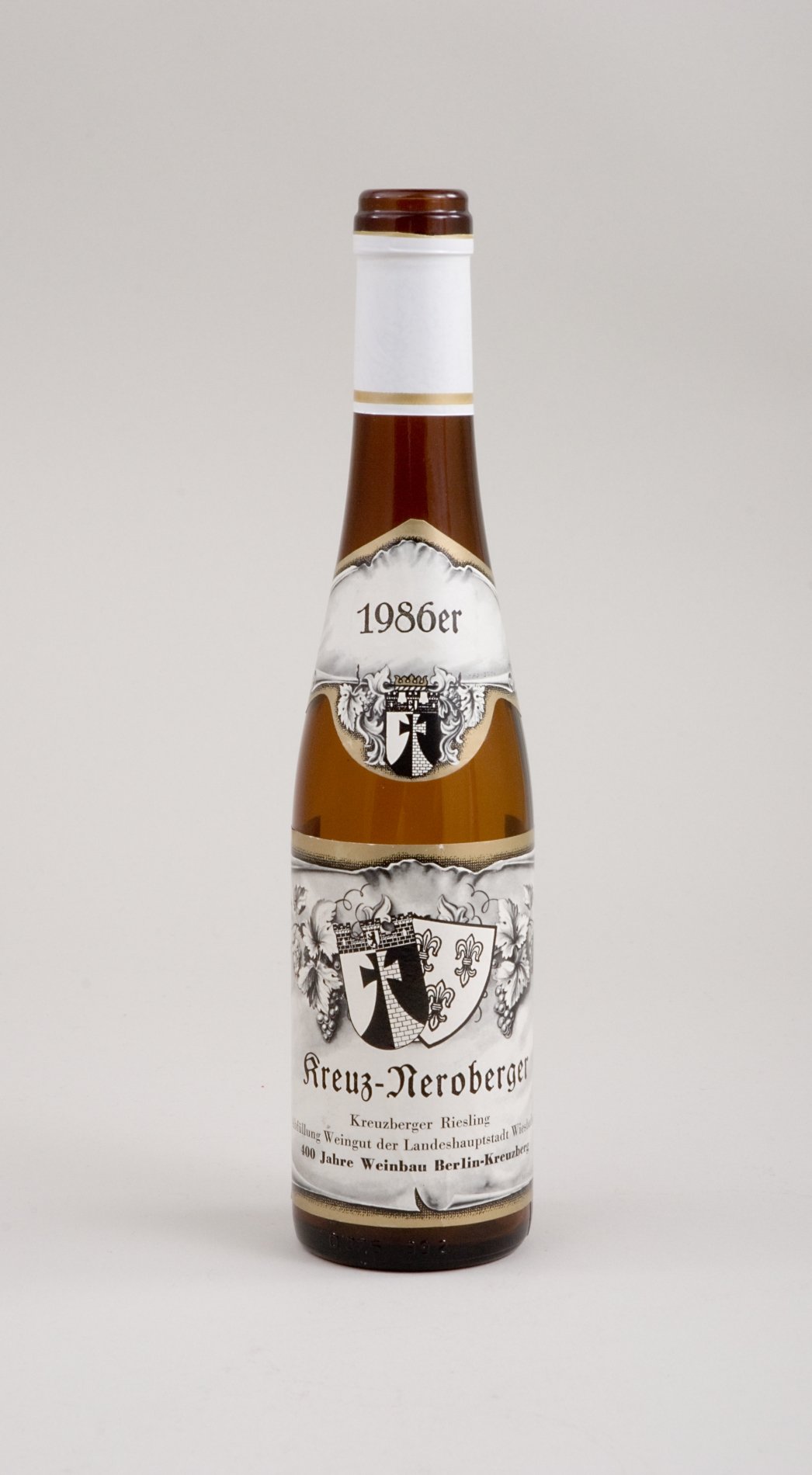 Weinflasche - 1986er Kreuz-Neroberger Kreuzberger Riesling (Stiftung Domäne Dahlem - Landgut und Museum, Weiternutzung nur mit Genehmigung des Museums CC BY-NC-SA)