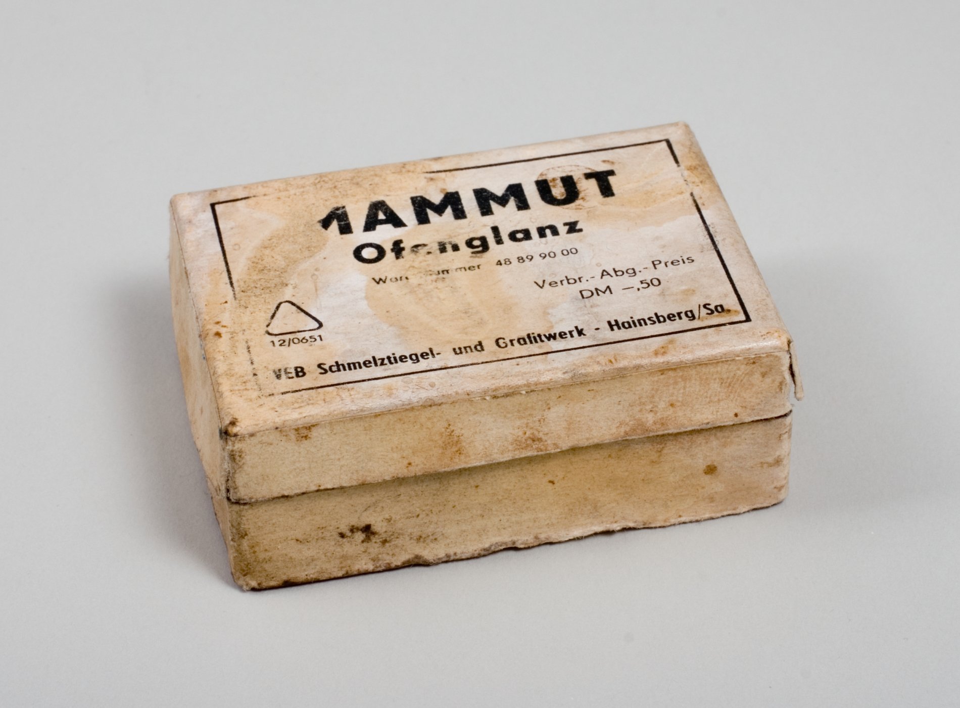 Packung "MAMMUT OFENGLANZ" (Stiftung Domäne Dahlem - Landgut und Museum, Weiternutzung nur mit Genehmigung des Museums CC BY-NC-SA)