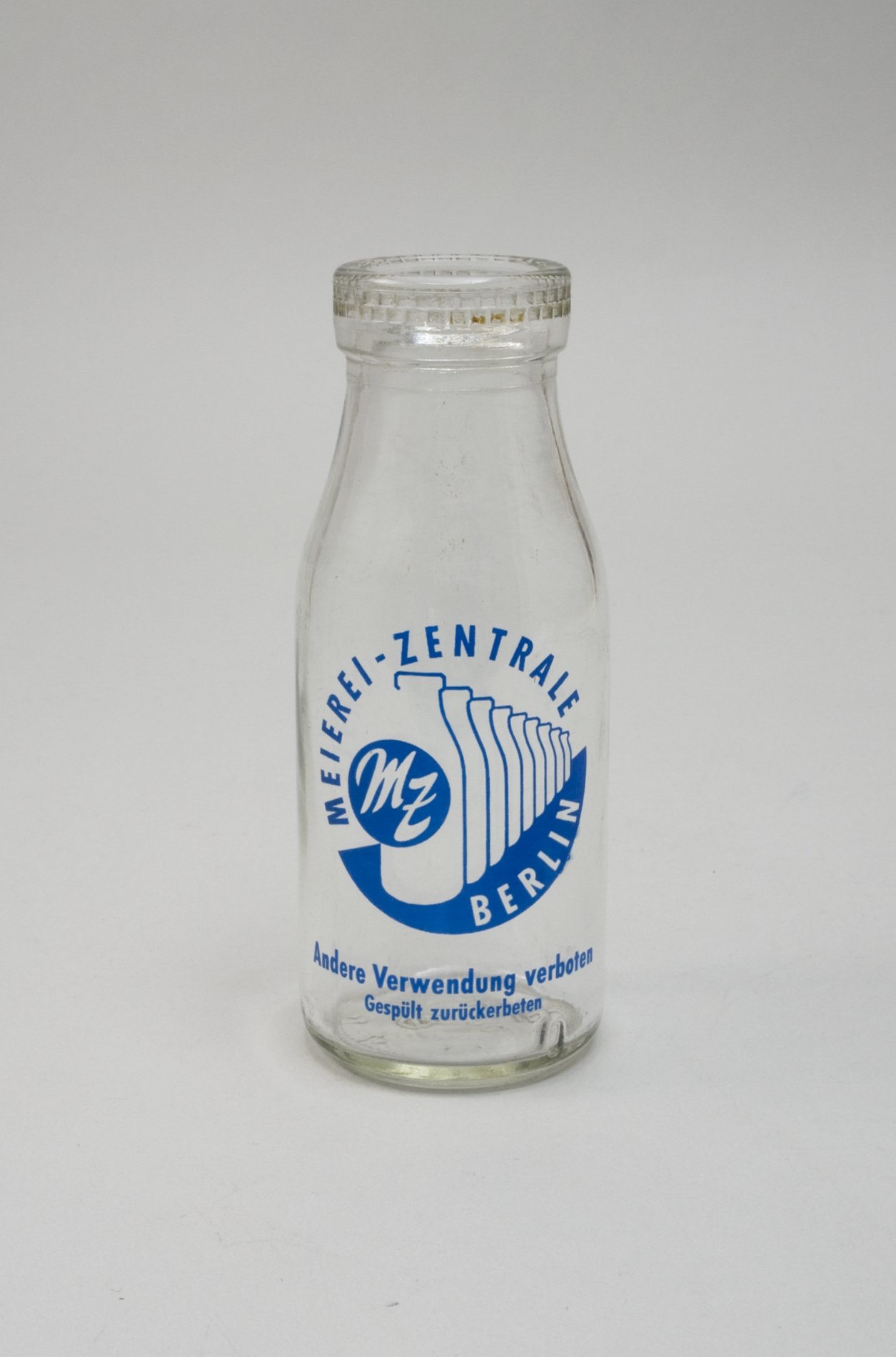 Milchflasche "Meierei- Zentrale Berlin" (Stiftung Domäne Dahlem - Landgut und Museum, Weiternutzung nur mit Genehmigung des Museums CC BY-NC-SA)