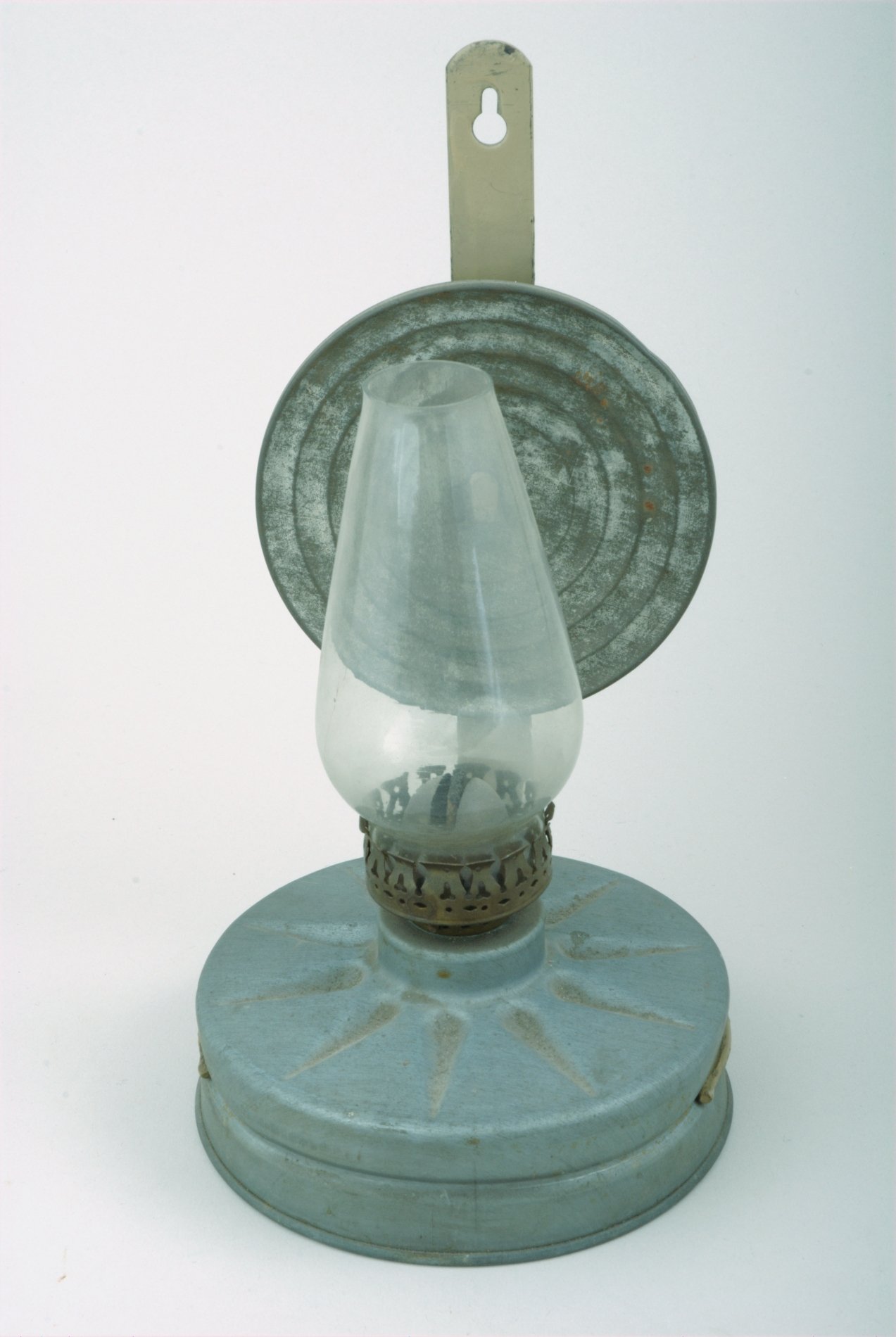Petroleumlampe aus dem Luftschutz-Filter einer Gasmaske (Stiftung Domäne Dahlem - Landgut und Museum, Weiternutzung nur mit Genehmigung des Museums CC BY-NC-SA)