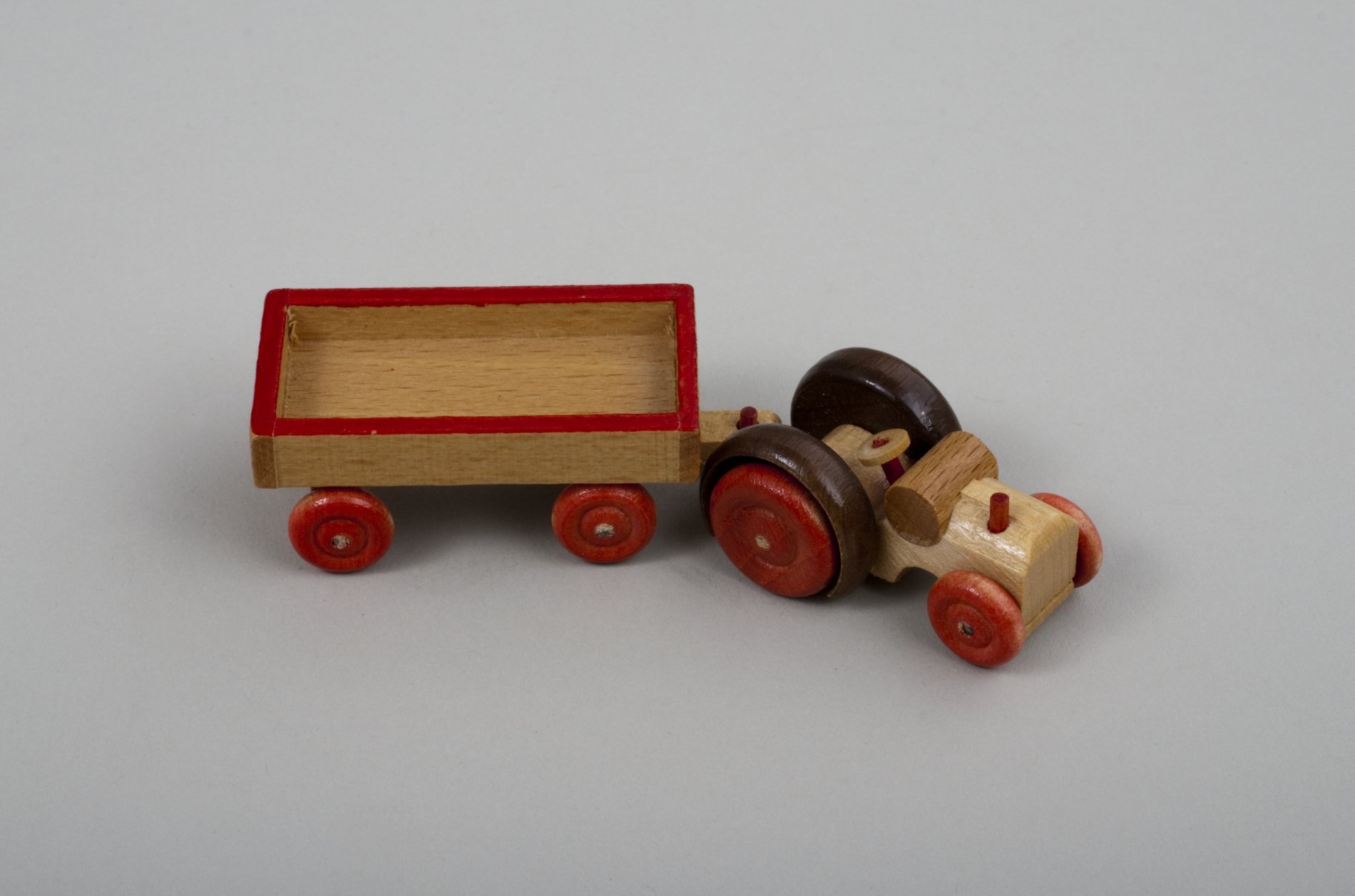 Miniaturmodell - Traktor mit Hänger (Stiftung Domäne Dahlem - Landgut und Museum, Weiternutzung nur mit Genehmigung des Museums CC BY-NC-SA)