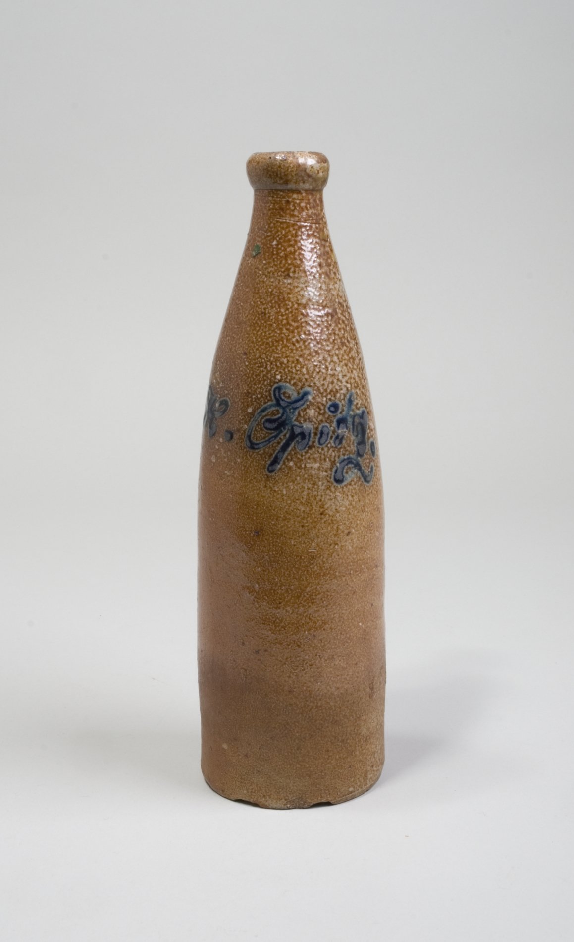 Steinzeugflasche "H. Spitz." (Stiftung Domäne Dahlem - Landgut und Museum, Weiternutzung nur mit Genehmigung des Museums CC BY-NC-SA)