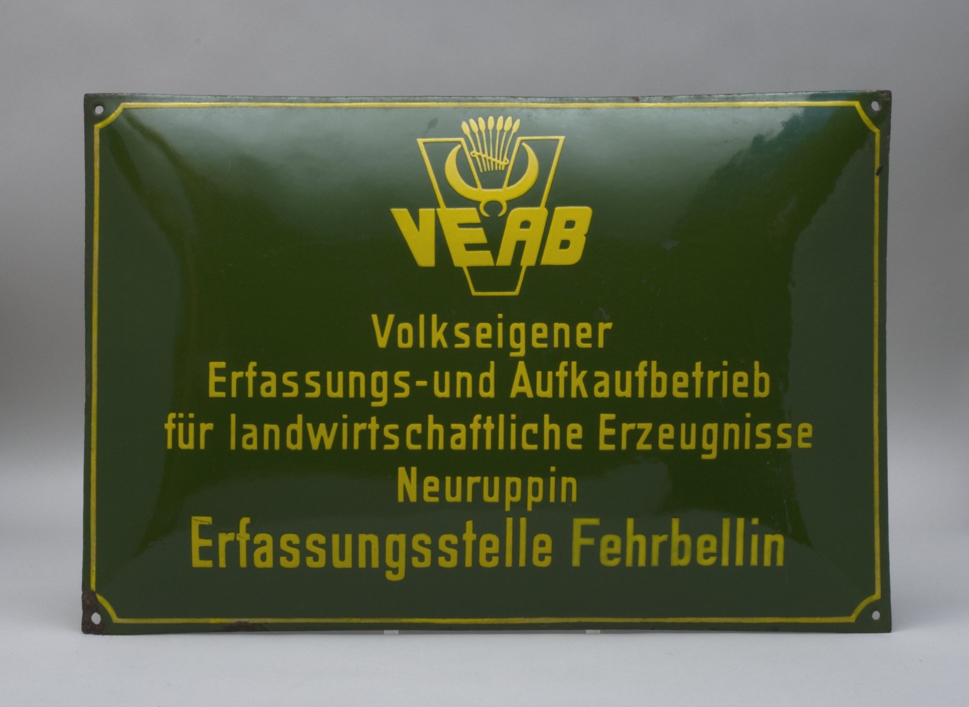 Schild "VEAB" (Stiftung Domäne Dahlem - Landgut und Museum, Weiternutzung nur mit Genehmigung des Museums CC BY-NC-SA)