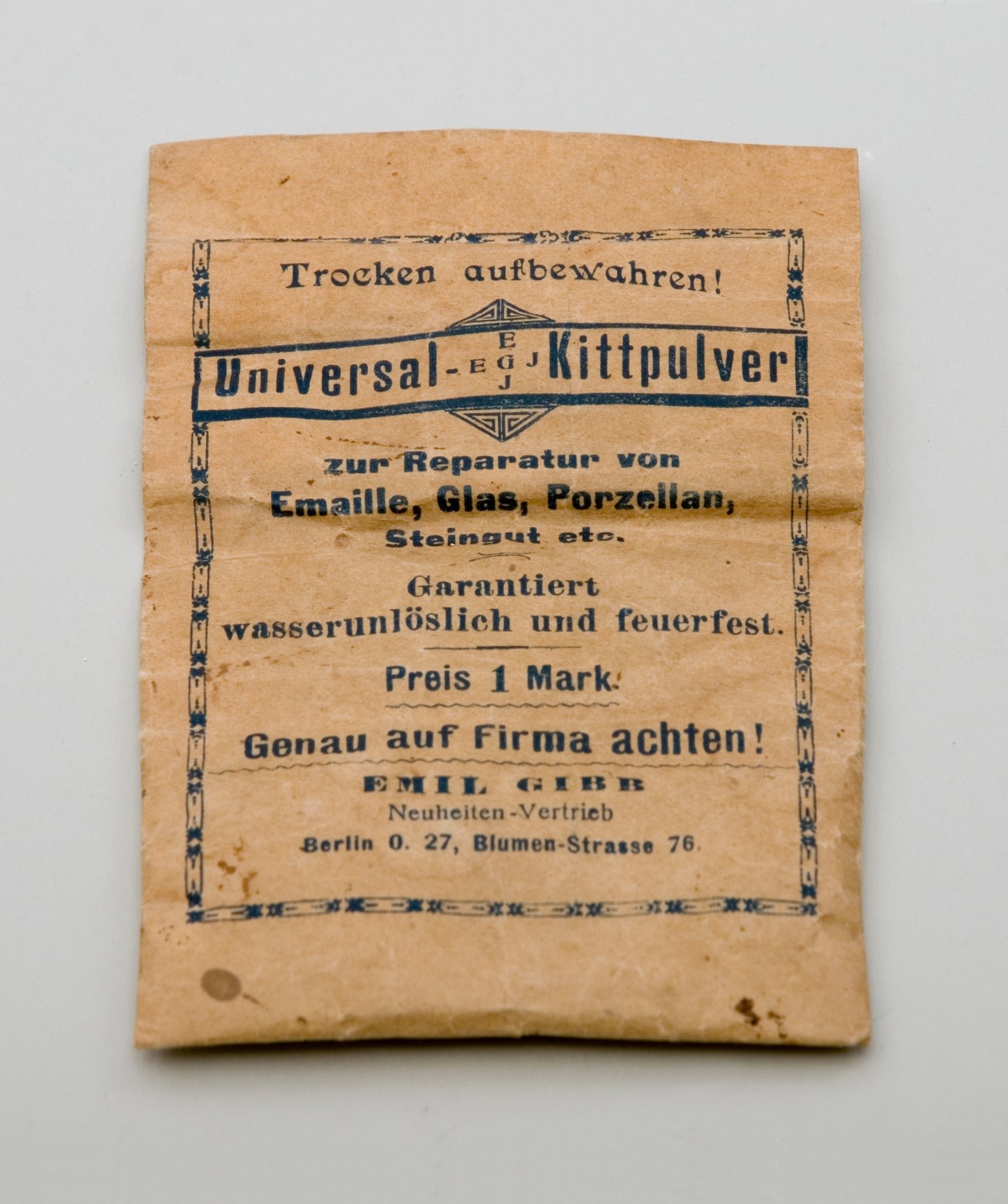 Päckchen "Universal Kittpulver" (Stiftung Domäne Dahlem - Landgut und Museum, Weiternutzung nur mit Genehmigung des Museums CC BY-NC-SA)