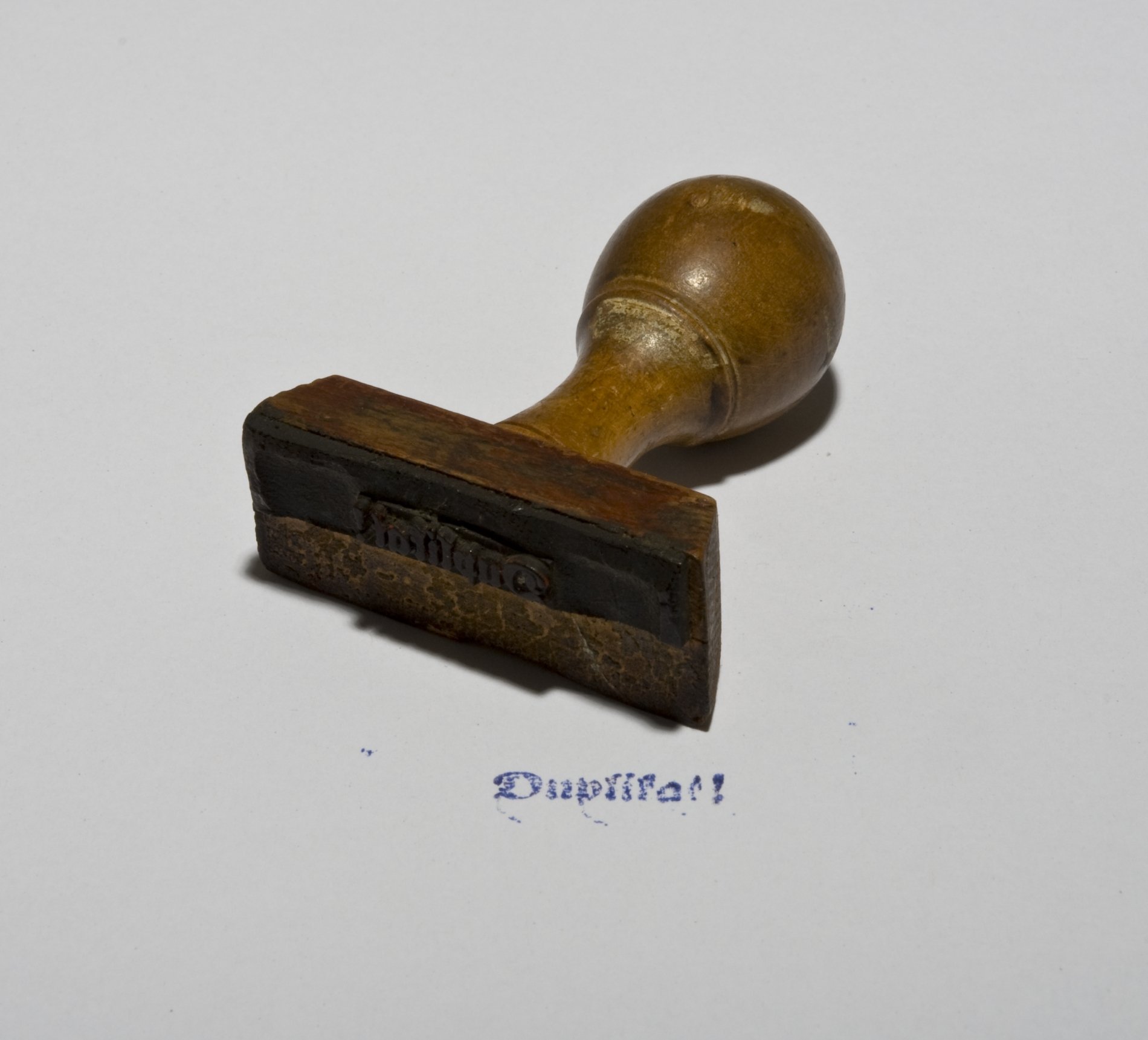 Stempel "Duplikat! " (Stiftung Domäne Dahlem - Landgut und Museum, Weiternutzung nur mit Genehmigung des Museums CC BY-NC-SA)