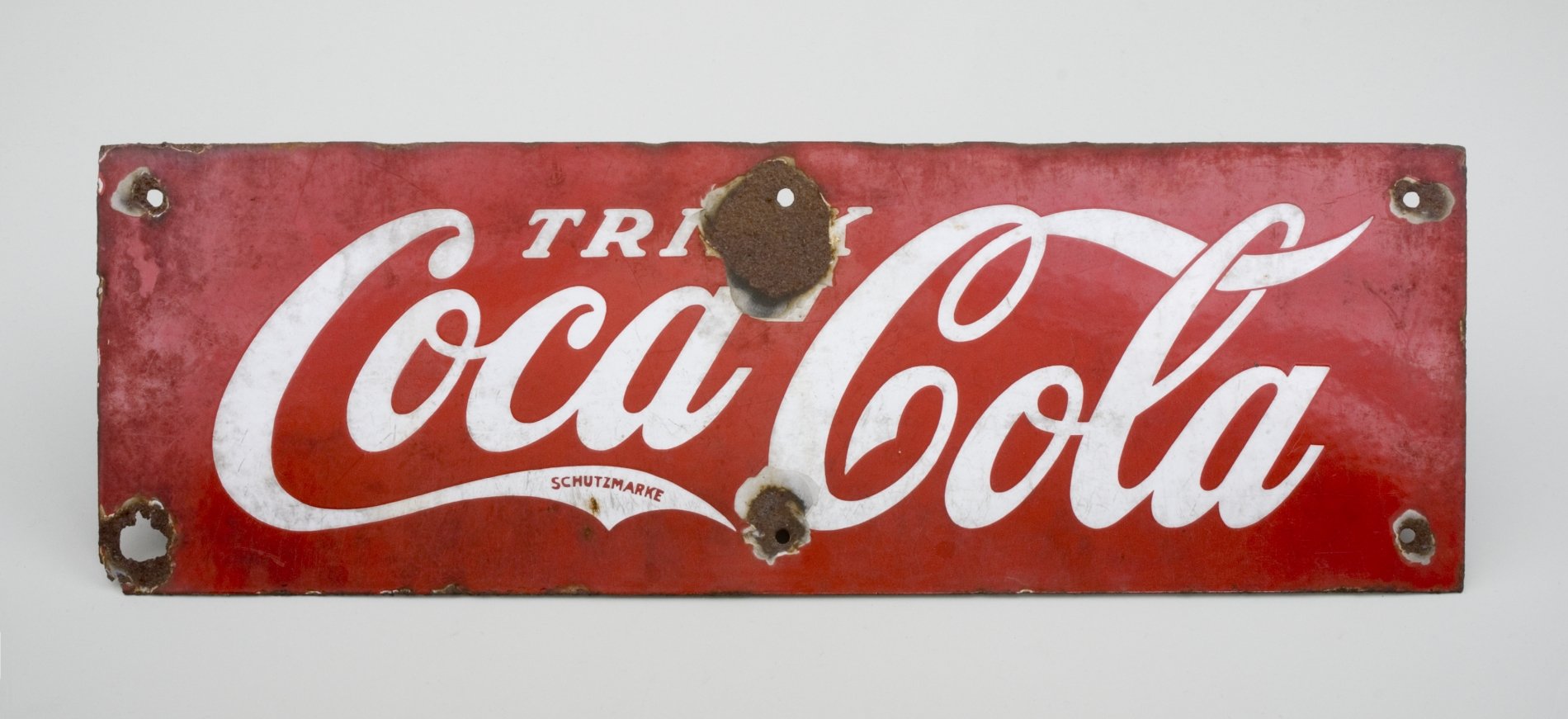 Reklameschild "Coca Cola" (Stiftung Domäne Dahlem - Landgut und Museum, Weiternutzung nur mit Genehmigung des Museums CC BY-NC-SA)