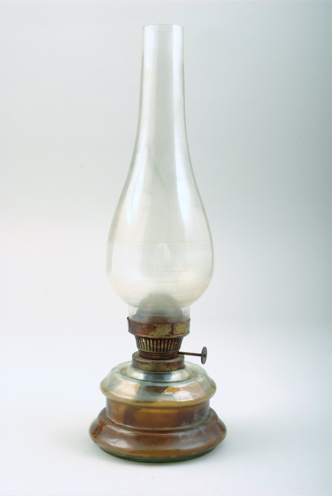 Petroleumlampe mit Glasschirm (Stiftung Domäne Dahlem - Landgut und Museum, Weiternutzung nur mit Genehmigung des Museums CC BY-NC-SA)
