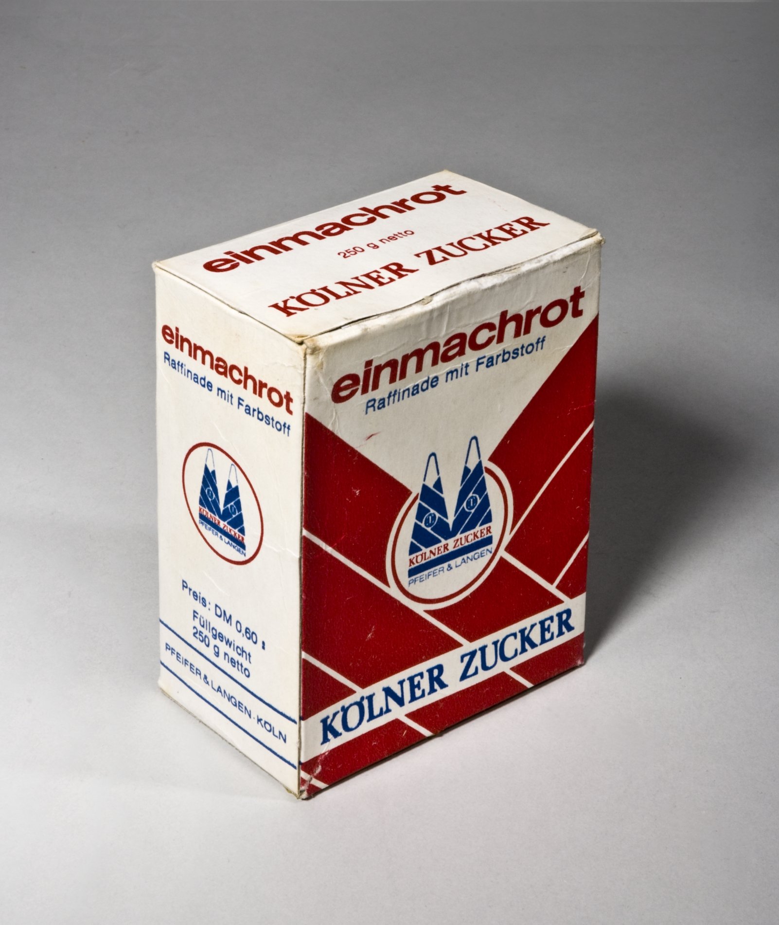 Verpackungskarton "einmachrot - Raffinade mit Farbstoff" von "Kölner Zucker" (Stiftung Domäne Dahlem - Landgut und Museum, Weiternutzung nur mit Genehmigung des Museums CC BY-NC-SA)
