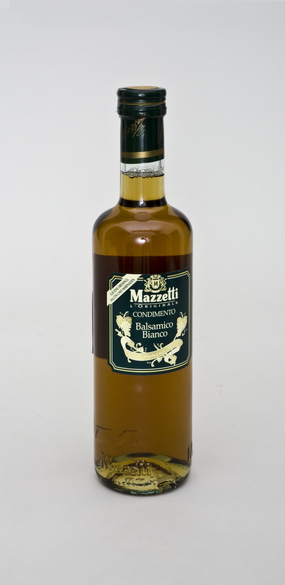 Einkauf Biolek: Flasche "Balsamico Bianco" der Firma "Mazzetti" (Stiftung Domäne Dahlem - Landgut und Museum, Weiternutzung nur mit Genehmigung des Museums CC BY-NC-SA)