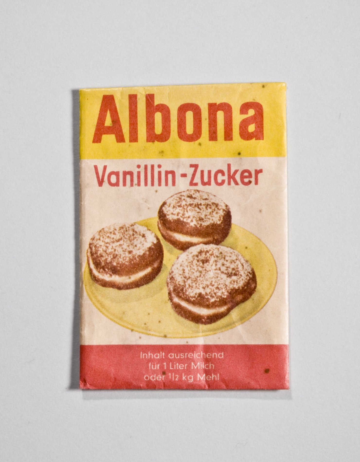 Päckchen "Vanillin-Zucker" von "Albona" (Stiftung Domäne Dahlem - Landgut und Museum, Weiternutzung nur mit Genehmigung des Museums CC BY-NC-SA)