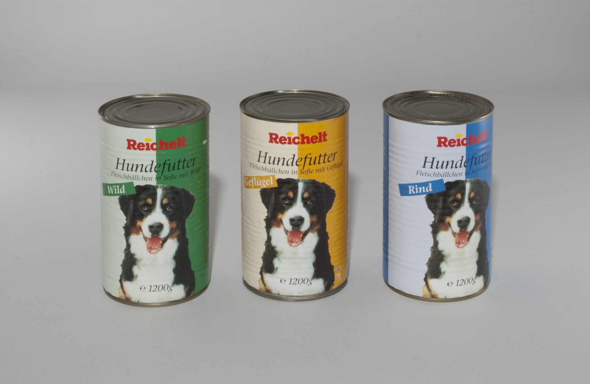 Drei Hundefutter-Dosen der "Reichelt" Eigenmarke (Stiftung Domäne Dahlem - Landgut und Museum, Weiternutzung nur mit Genehmigung des Museums CC BY-NC-SA)