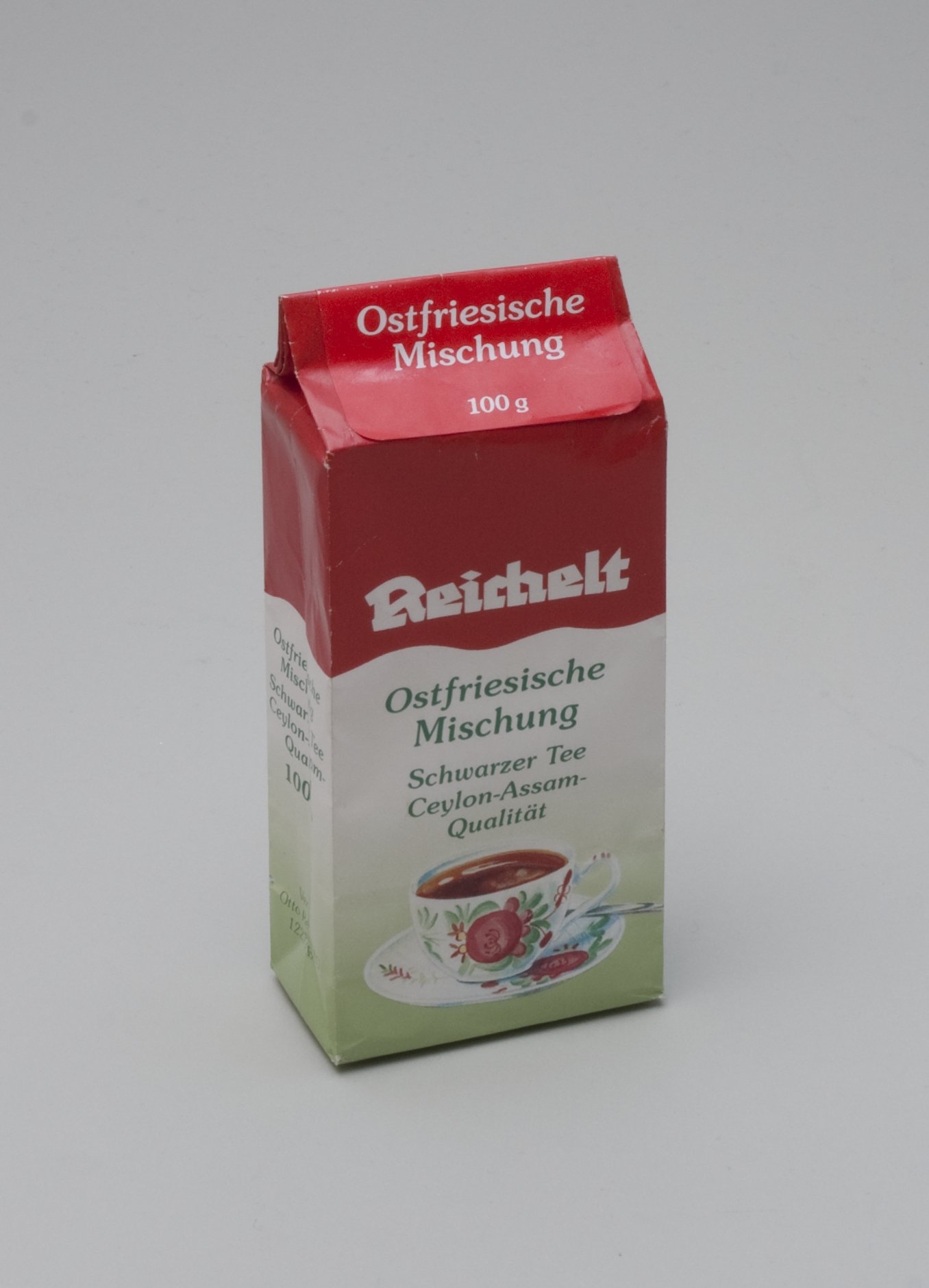 Tee-Verpackung "Ostfriesische Mischung" der "Reichelt" Eigenmarke (Stiftung Domäne Dahlem - Landgut und Museum, Weiternutzung nur mit Genehmigung des Museums CC BY-NC-SA)