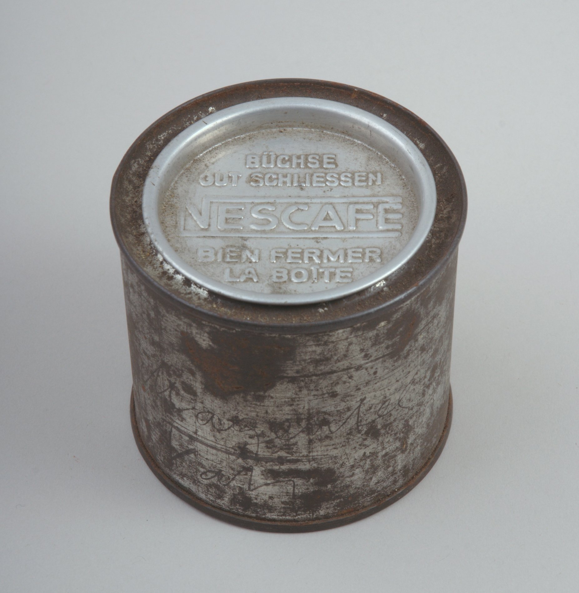 Dose "Nescafè" mit getrockneten Kräutern (Stiftung Domäne Dahlem - Landgut und Museum, Weiternutzung nur mit Genehmigung des Museums CC BY-NC-SA)