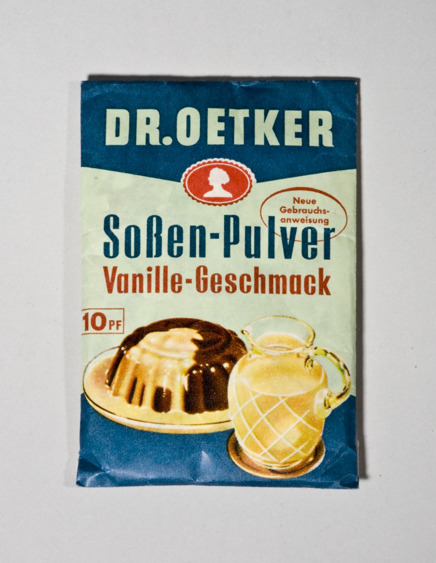 Päckchen "Soßen-Pulver Vanille-Geschmack" von "Dr.Oetker" (Stiftung Domäne Dahlem - Landgut und Museum, Weiternutzung nur mit Genehmigung des Museums CC BY-NC-SA)