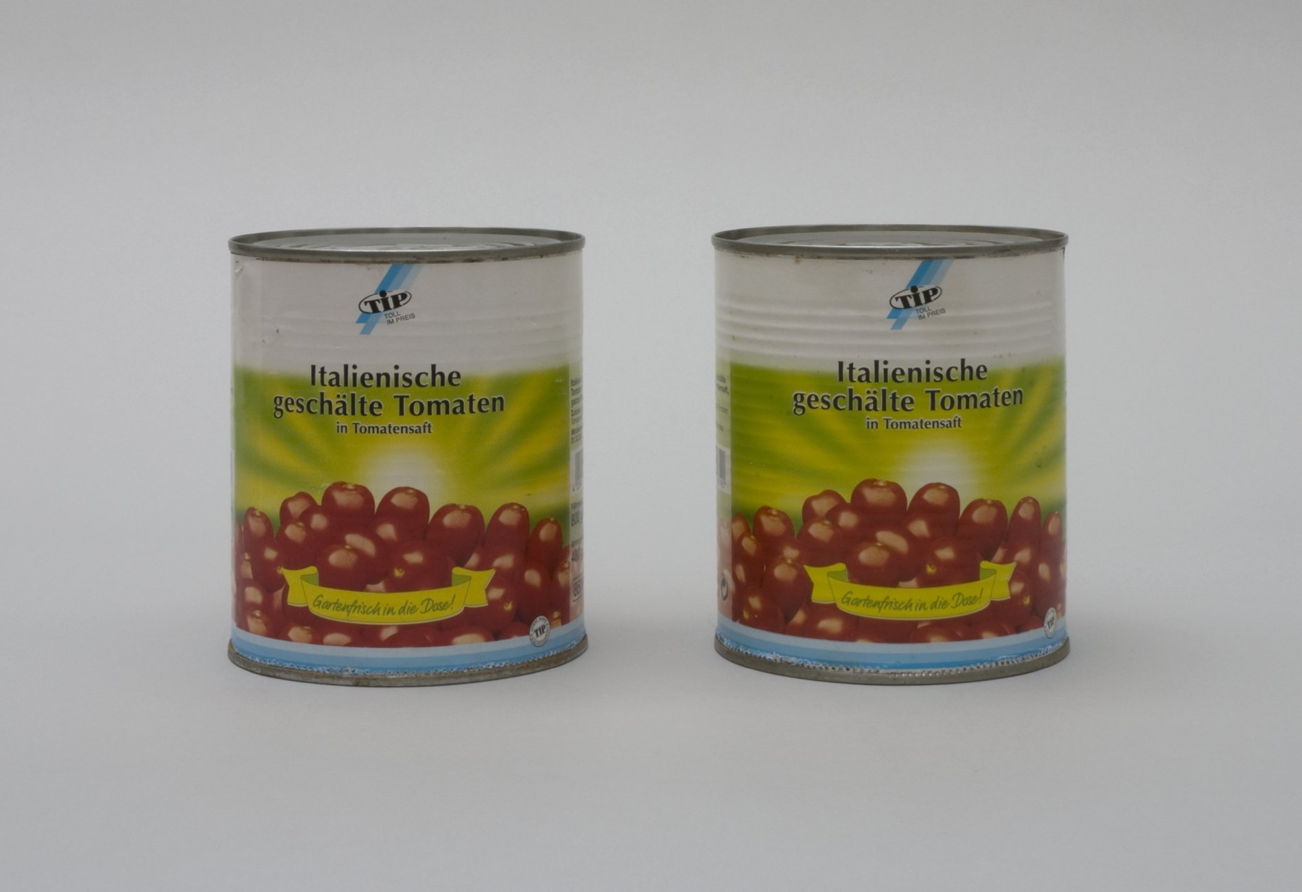 Einkauf Biolek: Zwei Dosen geschälte Tomaten der Marke "Tip" (Stiftung Domäne Dahlem - Landgut und Museum, Weiternutzung nur mit Genehmigung des Museums CC BY-NC-SA)