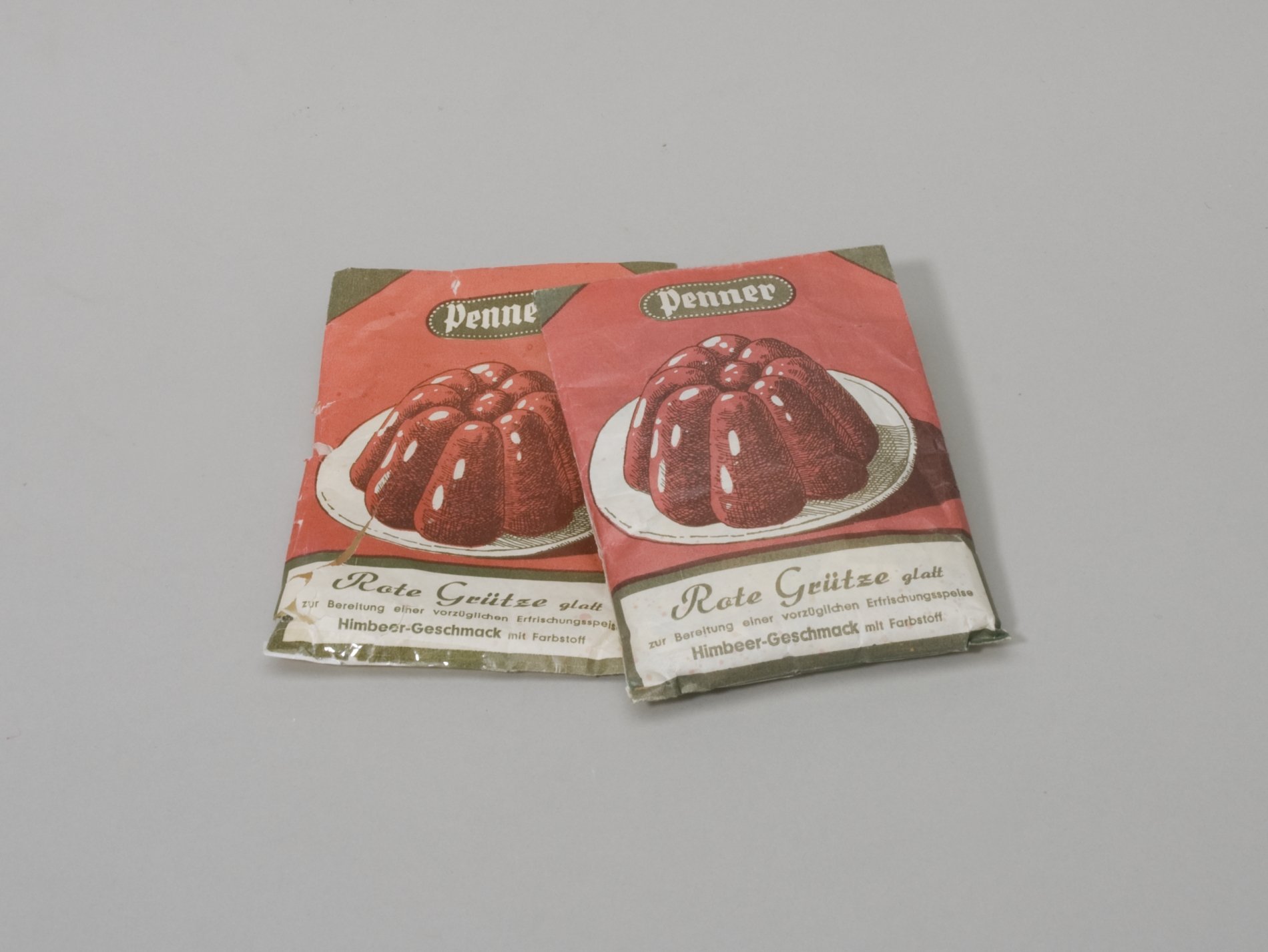 Zwei Verpackungen "Rote Grütze" der Firma "Penner" (Stiftung Domäne Dahlem - Landgut und Museum, Weiternutzung nur mit Genehmigung des Museums CC BY-NC-SA)