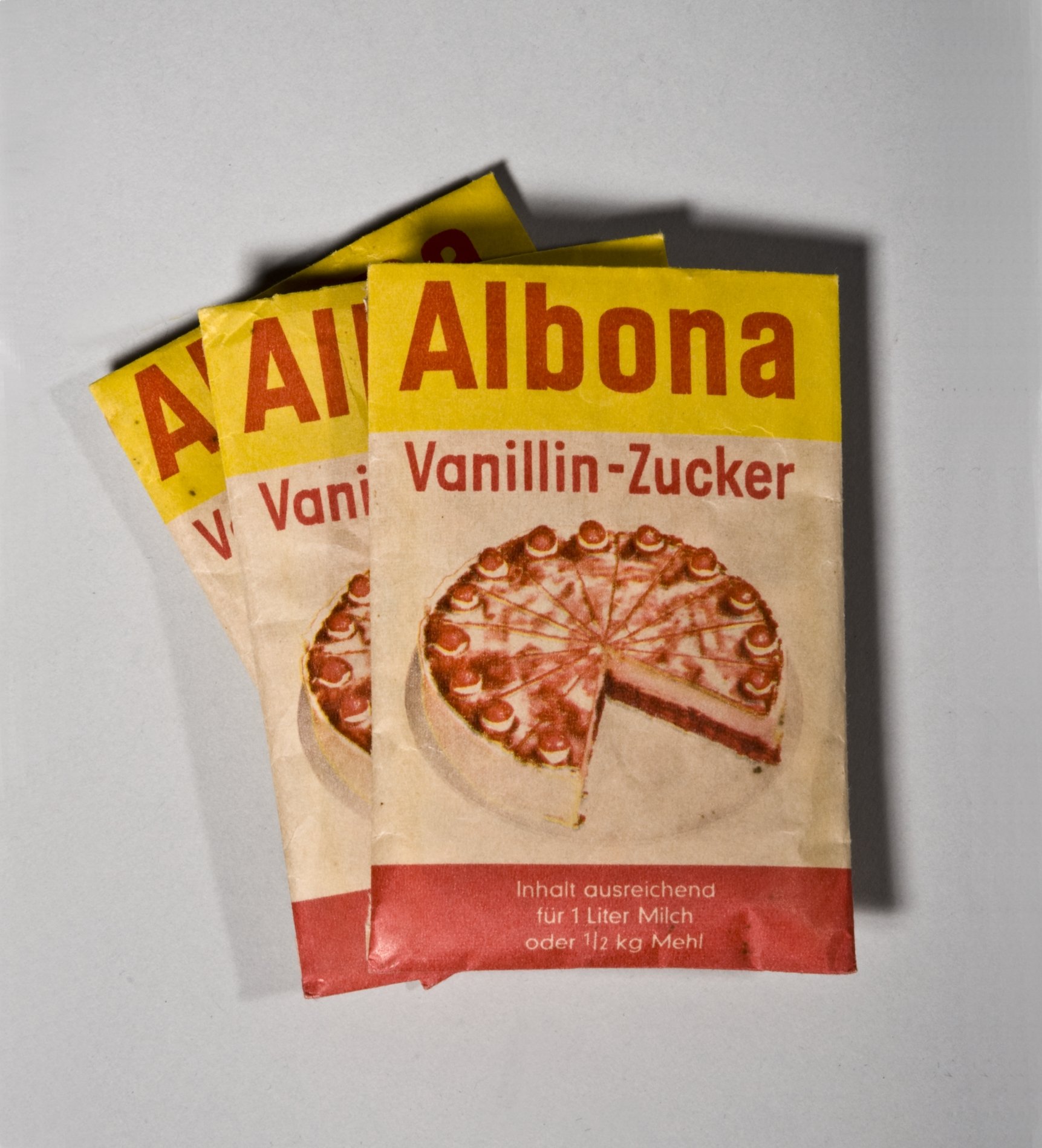 Drei Päckchen "Vanillin-Zucker" von "Albona" (Stiftung Domäne Dahlem - Landgut und Museum, Weiternutzung nur mit Genehmigung des Museums CC BY-NC-SA)