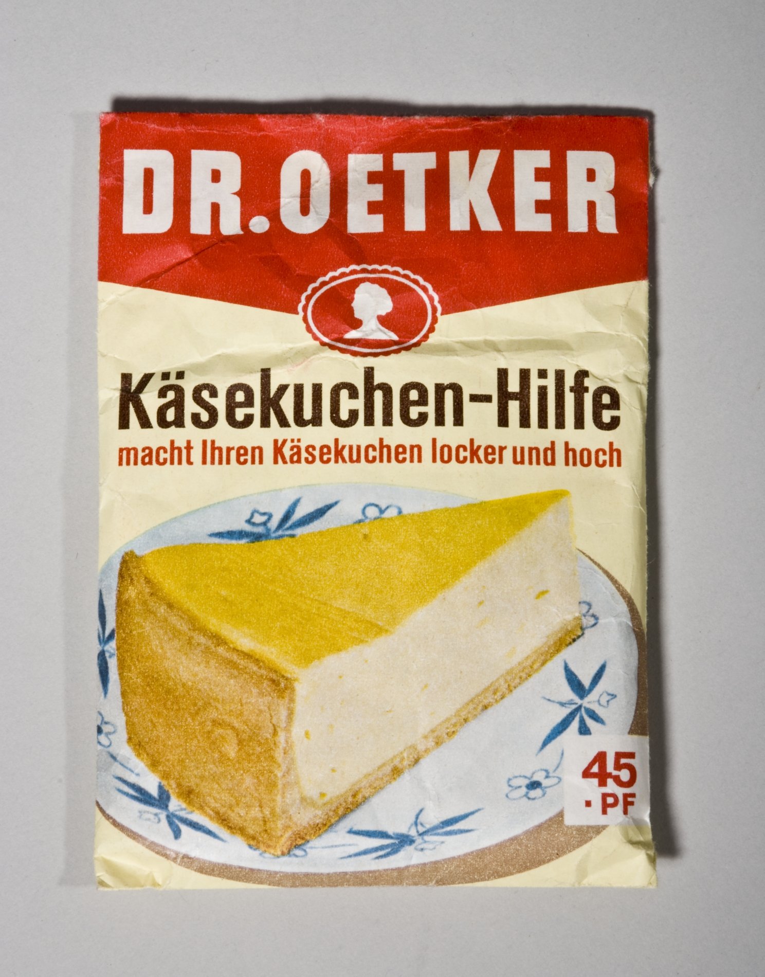 Päckchen "Käsekuchen-Hilfe" von "Dr. Oetker" (Stiftung Domäne Dahlem - Landgut und Museum, Weiternutzung nur mit Genehmigung des Museums CC BY-NC-SA)