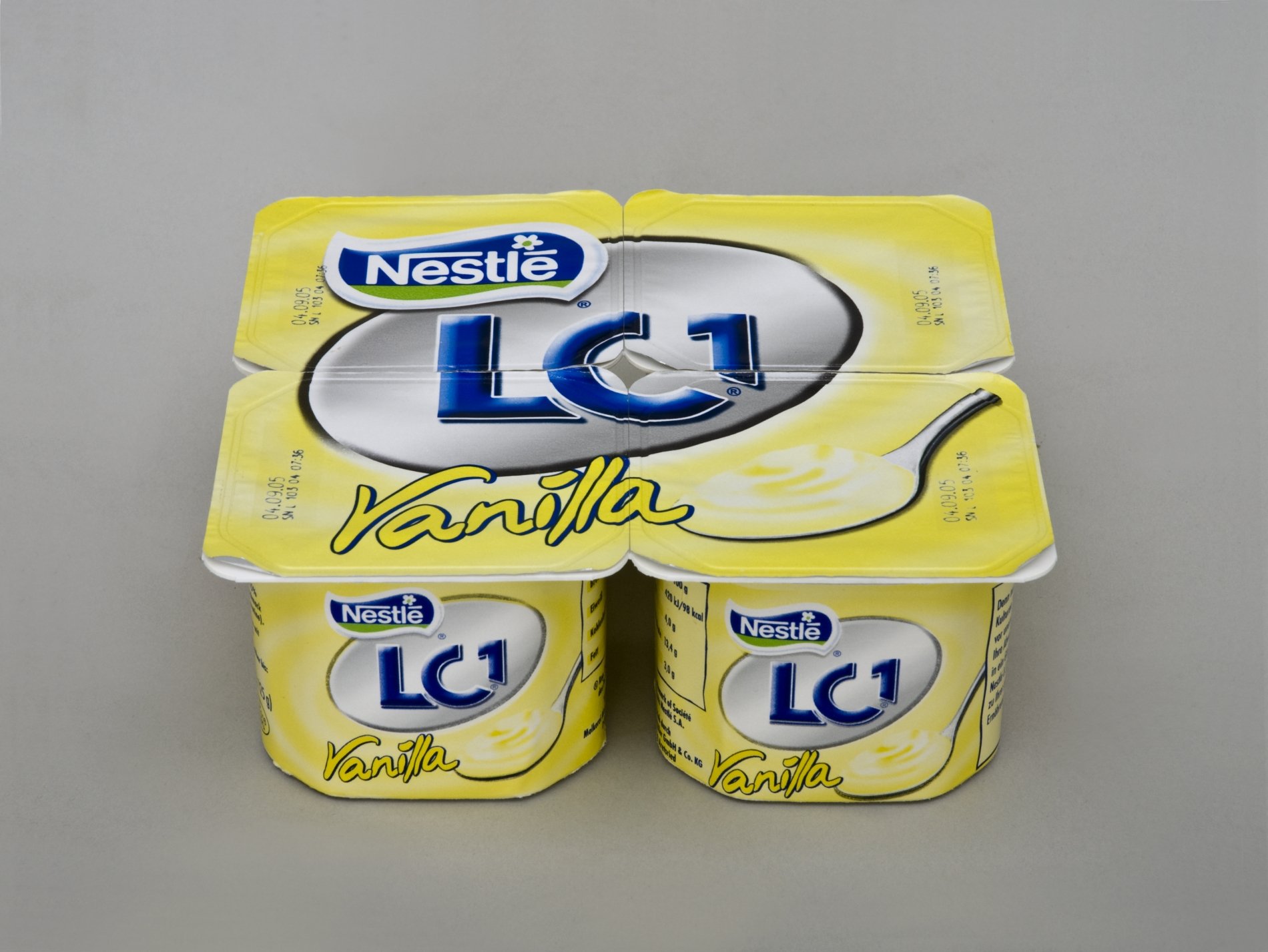 Vier Becher "LC1 Vanilla" Joghurt der Firma "Nestlé" (Stiftung Domäne Dahlem - Landgut und Museum, Weiternutzung nur mit Genehmigung des Museums CC BY-NC-SA)