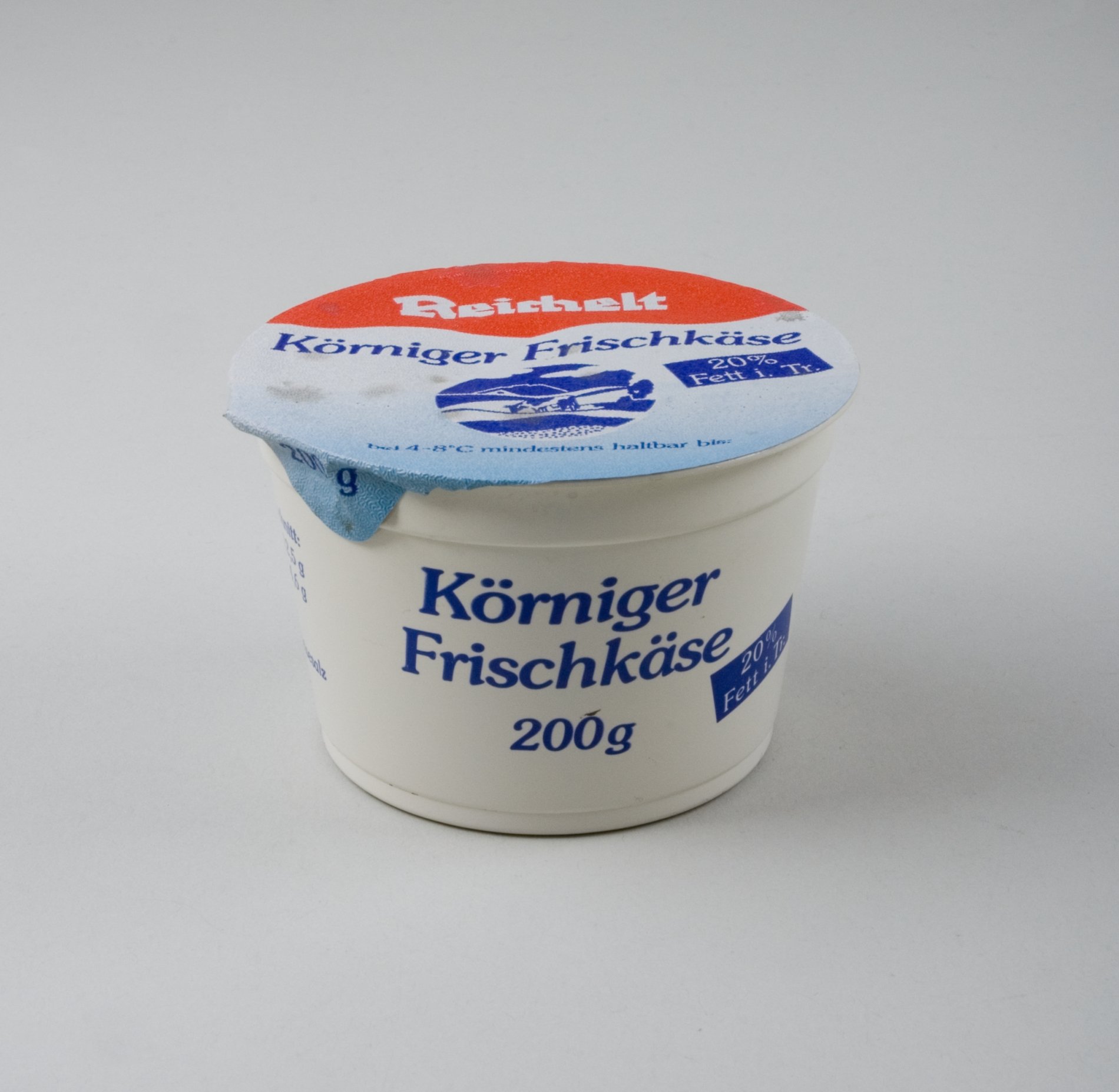Becher "Körniger Frischkäse" der Firma "Reichelt" (Stiftung Domäne Dahlem - Landgut und Museum, Weiternutzung nur mit Genehmigung des Museums CC BY-NC-SA)
