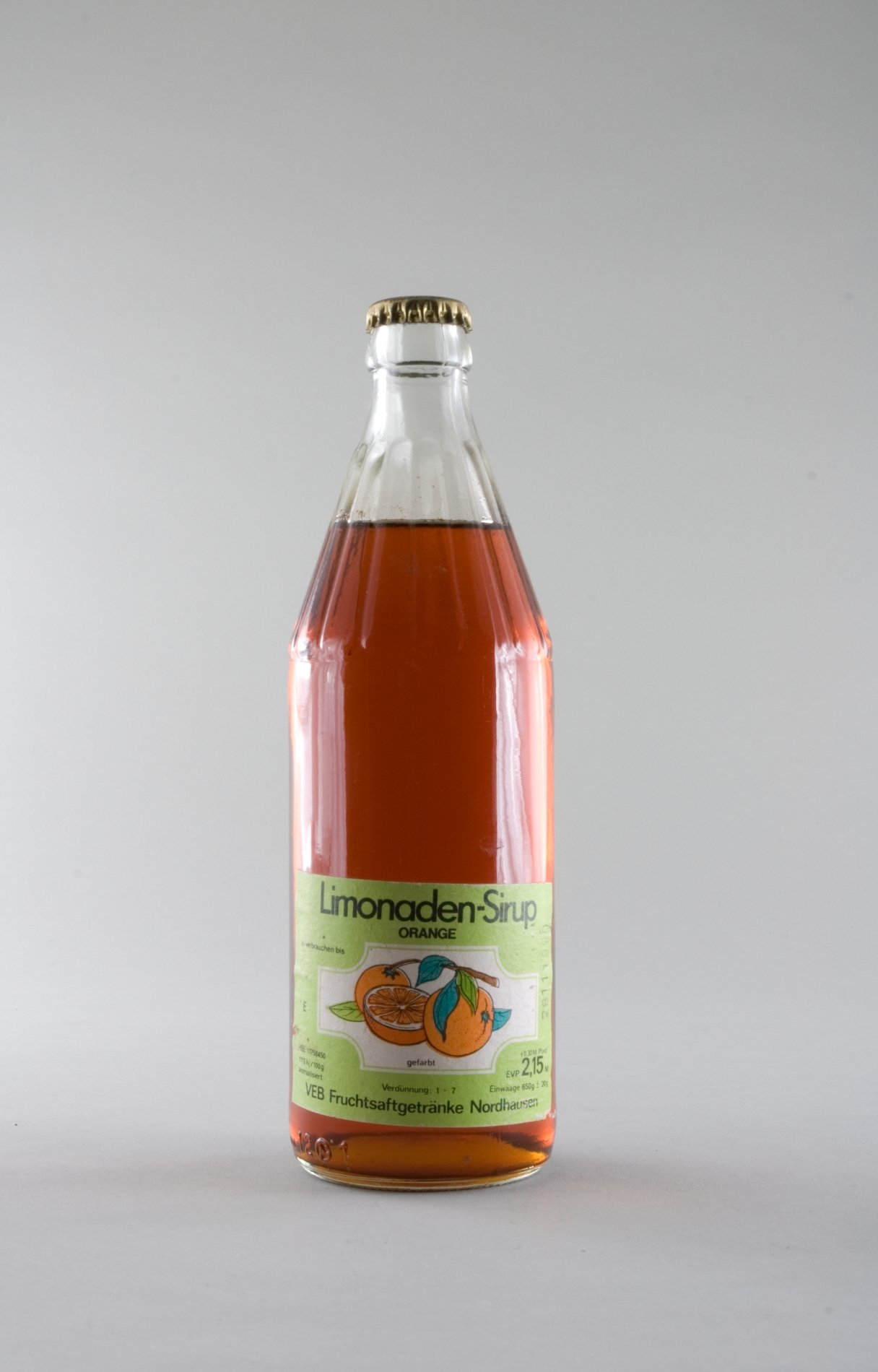 Glasflasche "Limonaden-Sirup-Orange" (Stiftung Domäne Dahlem - Landgut und Museum, Weiternutzung nur mit Genehmigung des Museums CC BY-NC-SA)