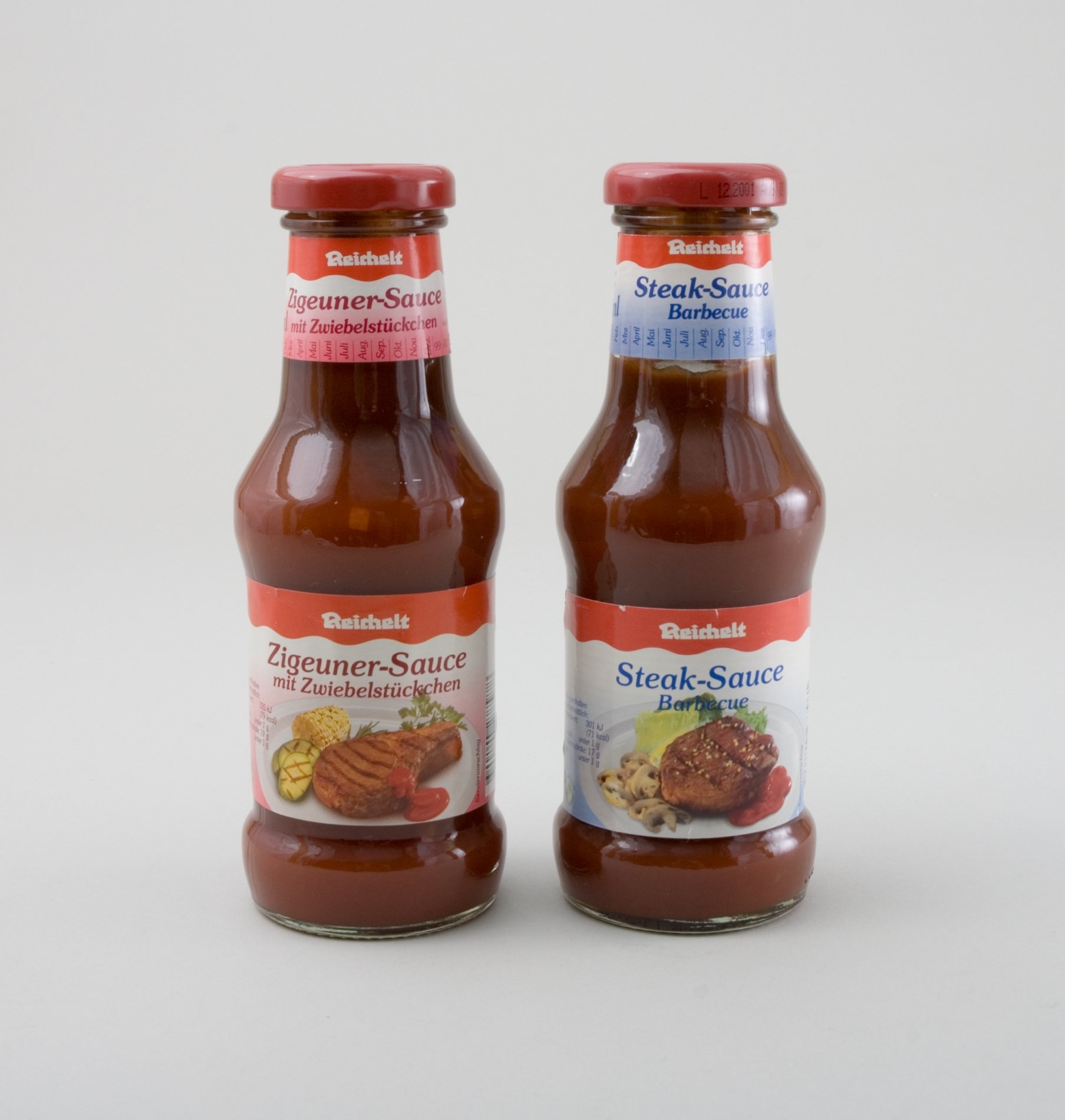 Zwei Flaschen mit Tomatensaucen der Firma "Reichelt" (Stiftung Domäne Dahlem - Landgut und Museum, Weiternutzung nur mit Genehmigung des Museums CC BY-NC-SA)