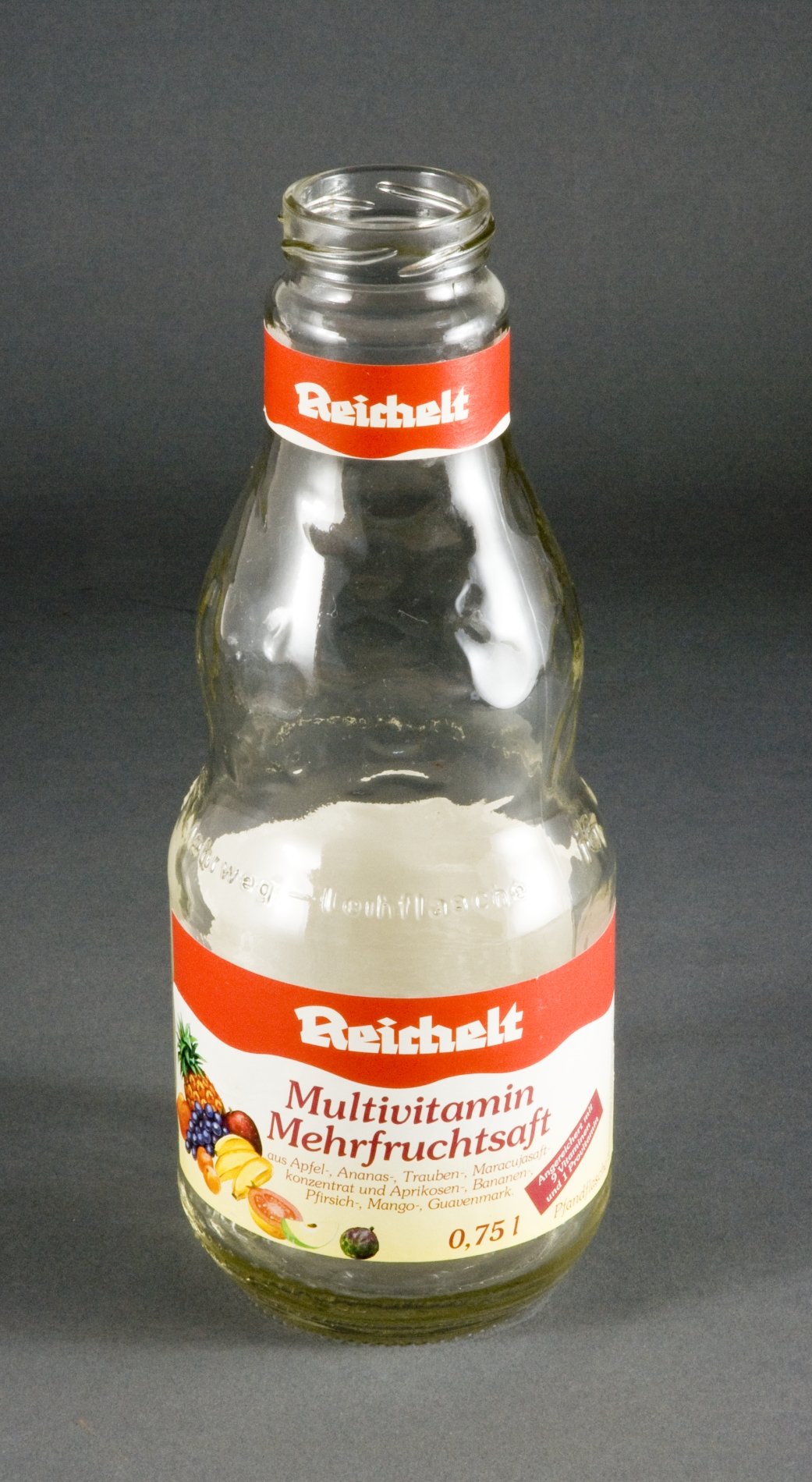 Schraubflasche "Reichelt - Multivitamin - Mehrfruchtsaft", ohne Deckel (Stiftung Domäne Dahlem - Landgut und Museum, Weiternutzung nur mit Genehmigung des Museums CC BY-NC-SA)