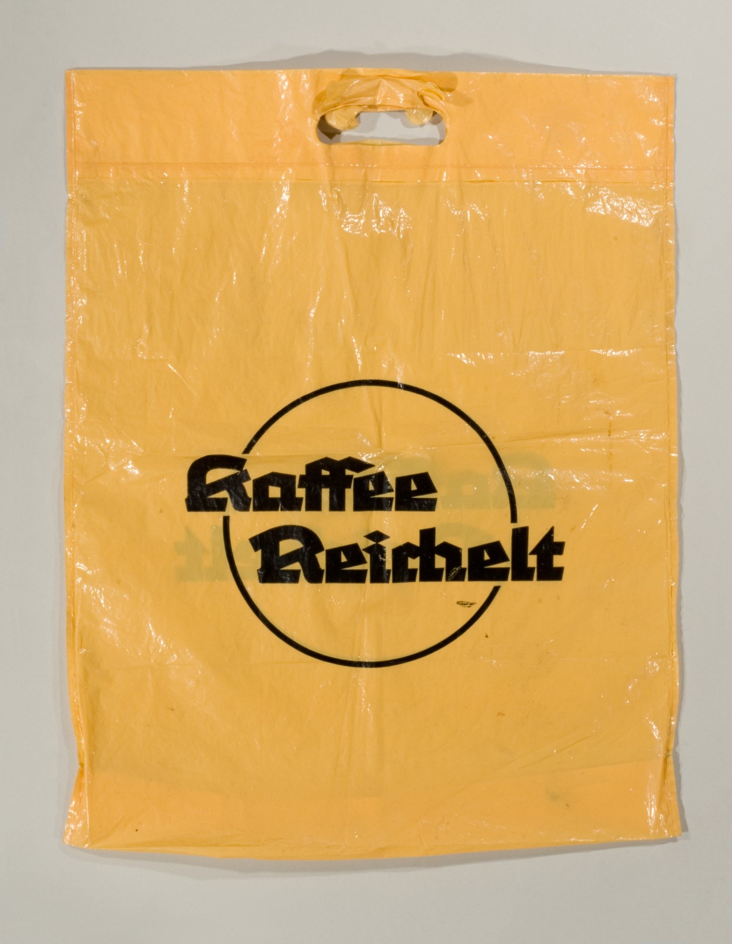 Zwei Plastiktragetaschen der Firma "Reichelt" (Stiftung Domäne Dahlem - Landgut und Museum, Weiternutzung nur mit Genehmigung des Museums CC BY-NC-SA)