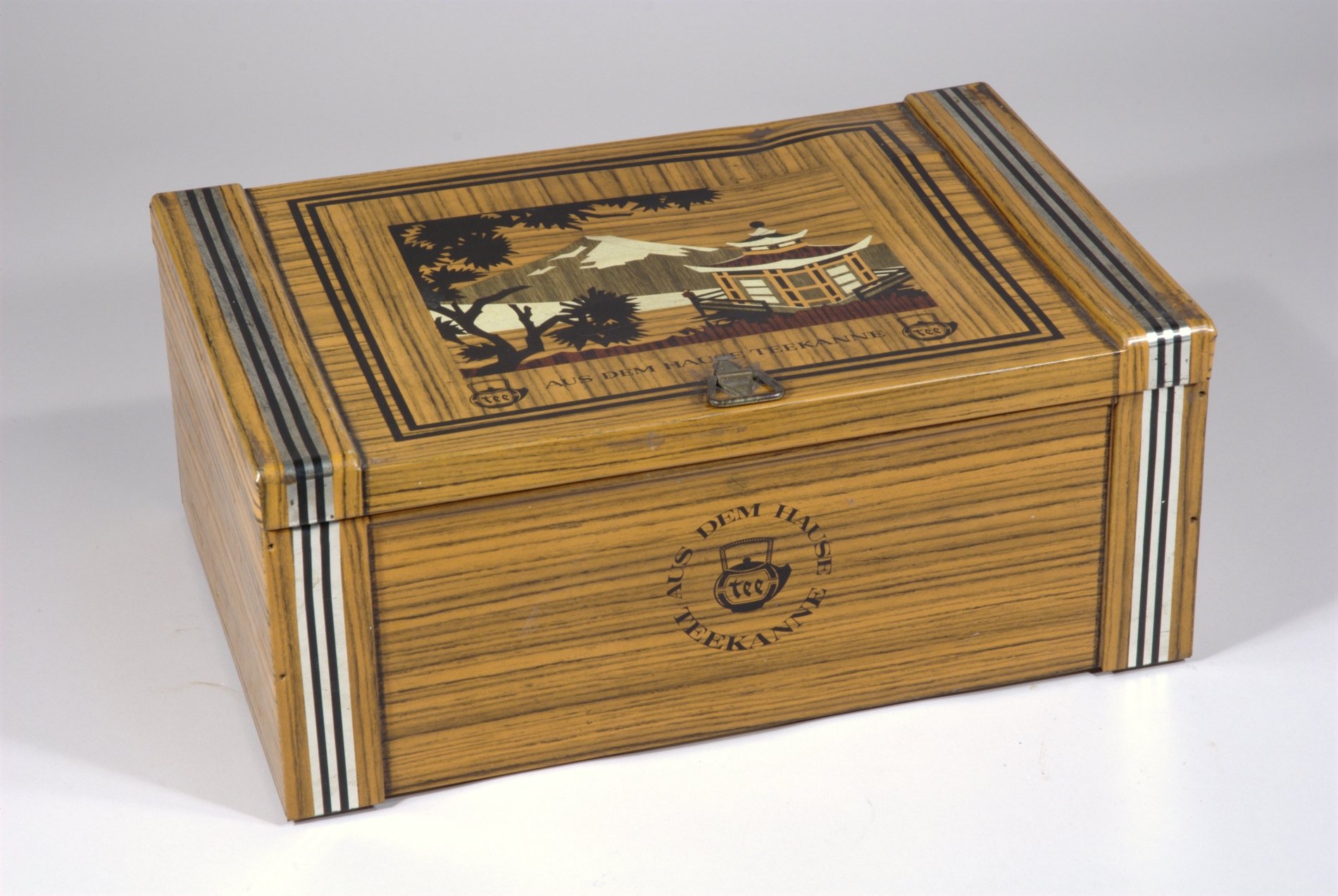 Kiste der Firma "Teekanne" (Stiftung Domäne Dahlem - Landgut und Museum, Weiternutzung nur mit Genehmigung des Museums CC BY-NC-SA)