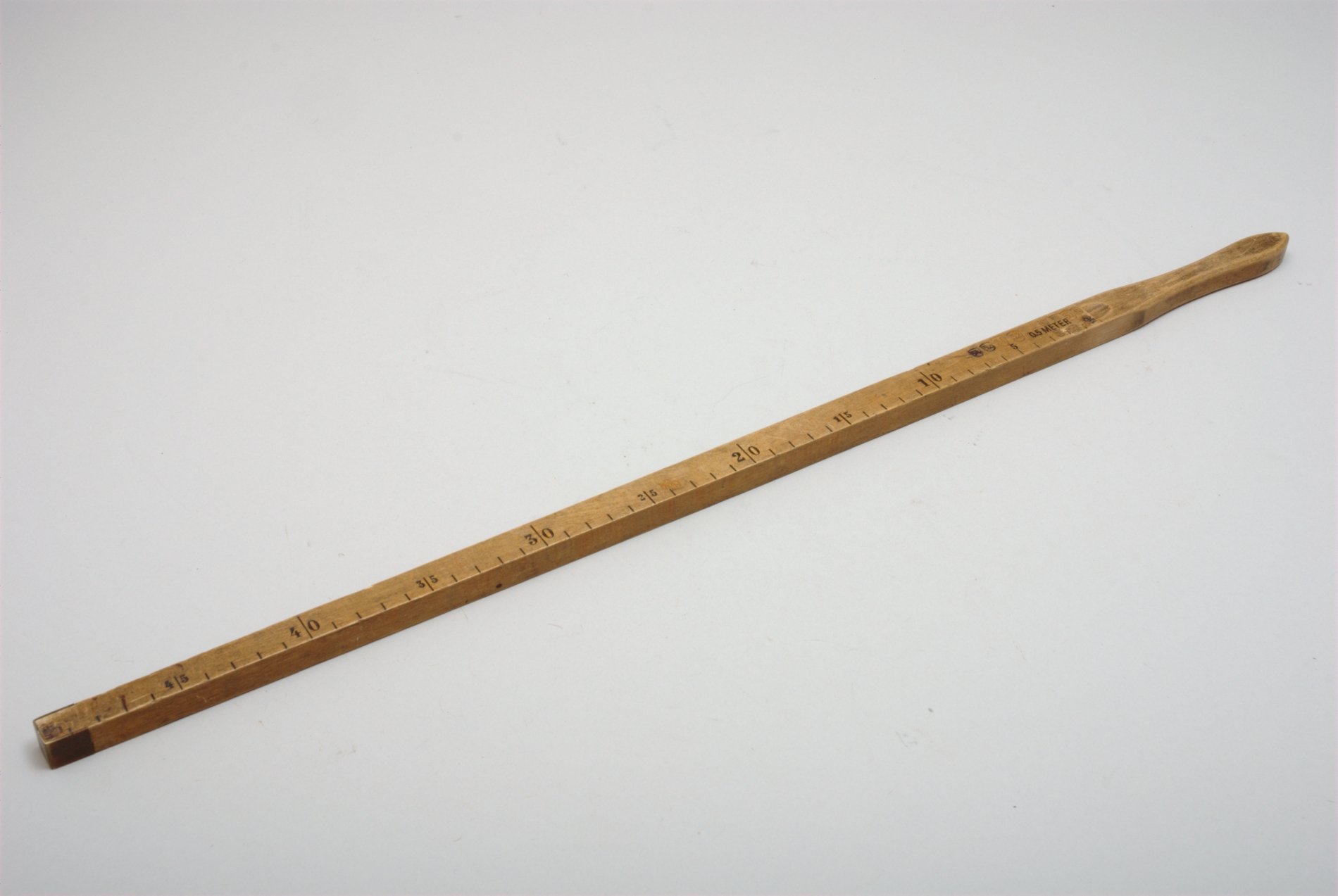 Metermaß aus Holz (Stiftung Domäne Dahlem - Landgut und Museum, Weiternutzung nur mit Genehmigung des Museums CC BY-NC-SA)