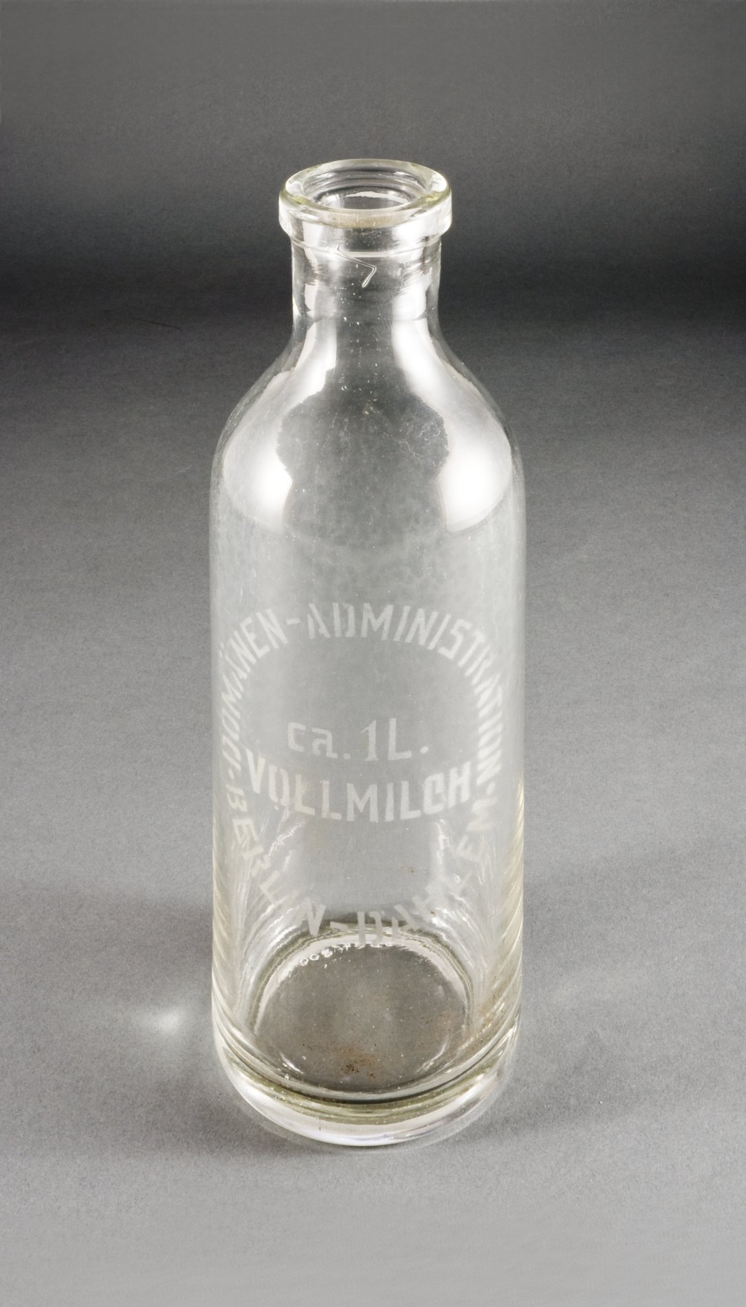 Vollmilch Flasche der "Domänen Administration Berlin-Dahlem" (Stiftung Domäne Dahlem - Landgut und Museum, Weiternutzung nur mit Genehmigung des Museums CC BY-NC-SA)