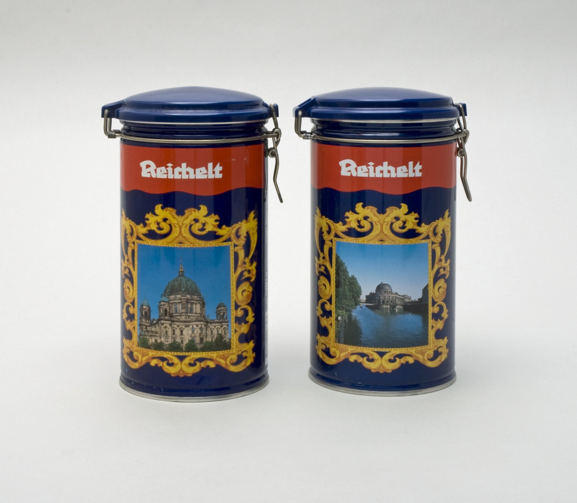 Zwei Dosen für Filter-Kaffee der Firma "Reichelt" (Stiftung Domäne Dahlem - Landgut und Museum, Weiternutzung nur mit Genehmigung des Museums CC BY-NC-SA)