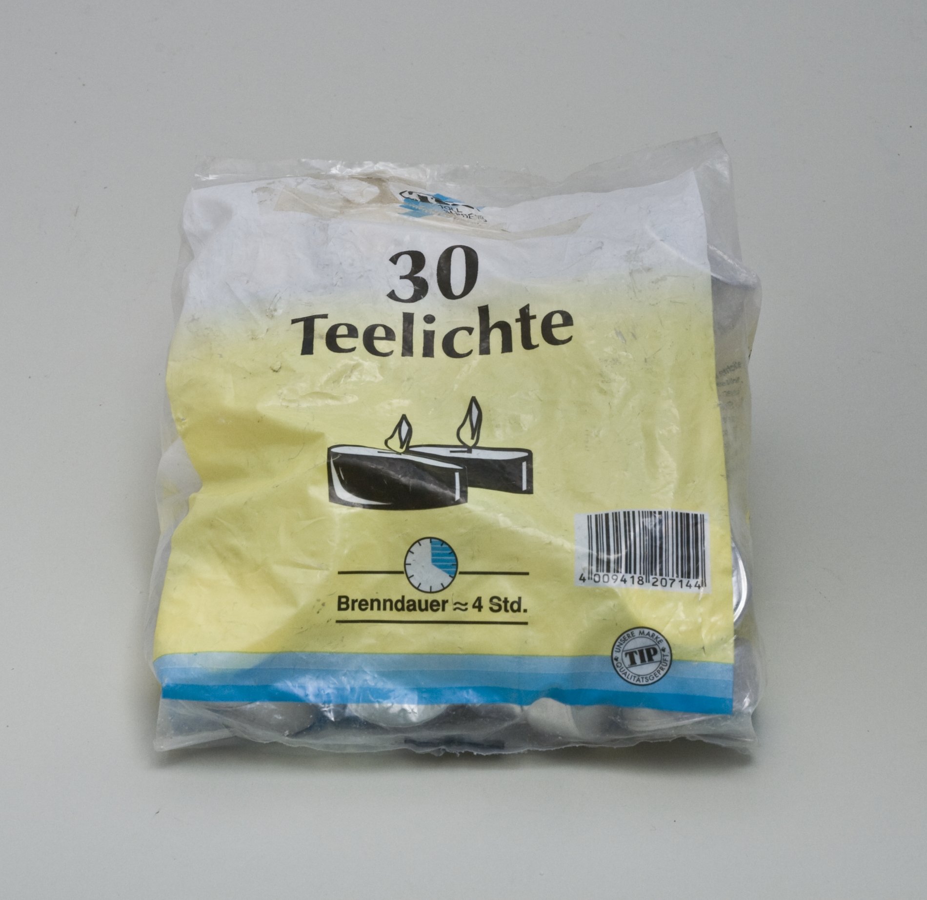 Einkauf Biolek: Tüte mit 30 Teelichtern (Stiftung Domäne Dahlem - Landgut und Museum, Weiternutzung nur mit Genehmigung des Museums CC BY-NC-SA)